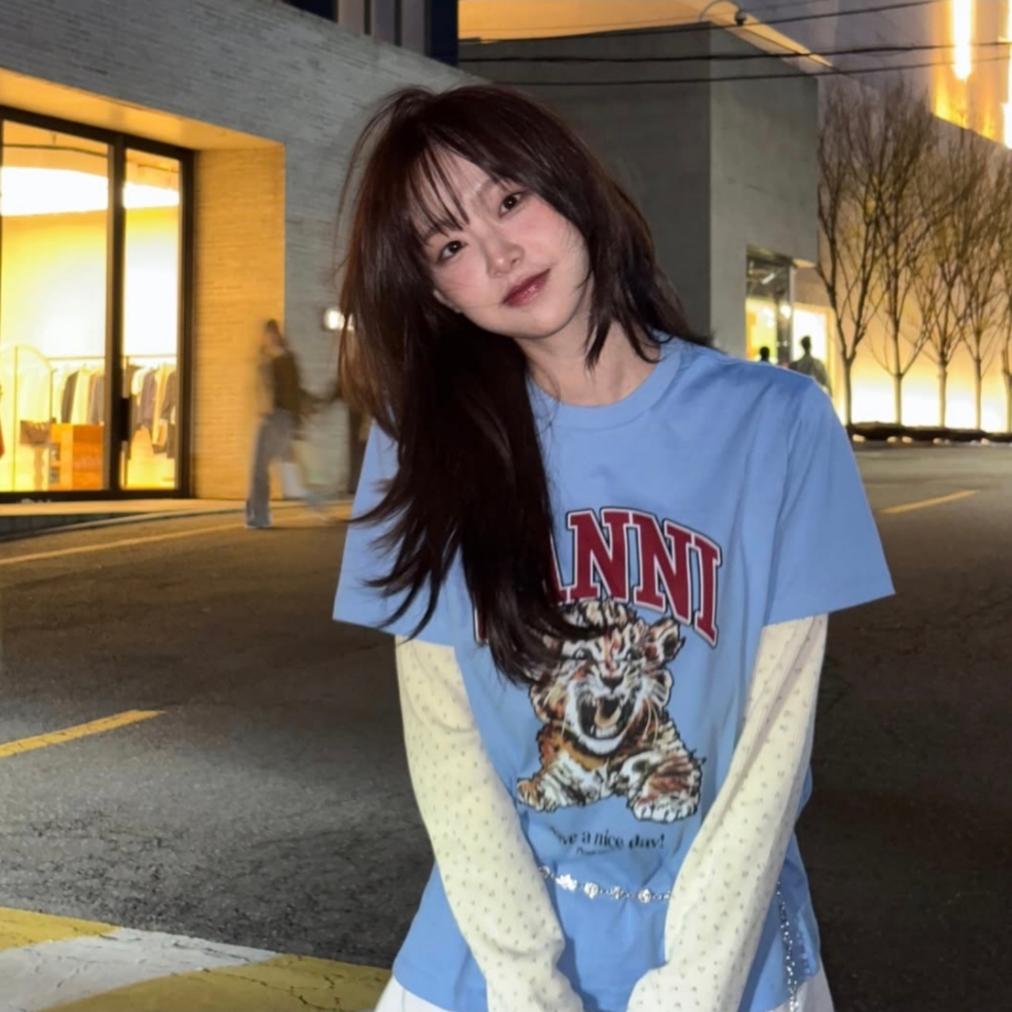 (W) 가니 로고 그래픽 코튼 티셔츠 스카이블루 착용 스타일 - 1