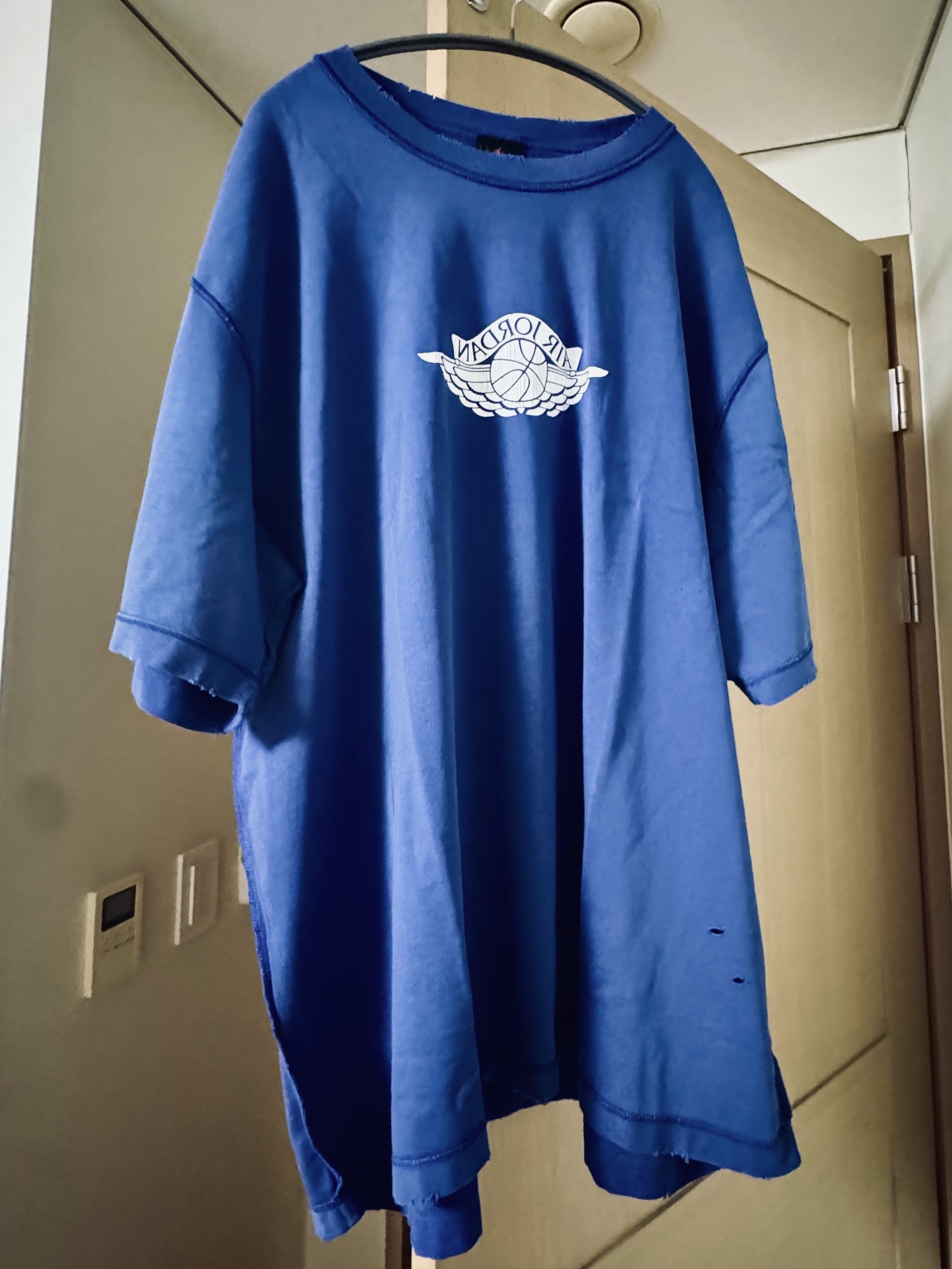 Jordan Rare Air T-Shirt Deep Royal (IB3130-485), Jordan Rare Air T-Shirt Chile Red (IB3130-673) 착용 스타일 - 1