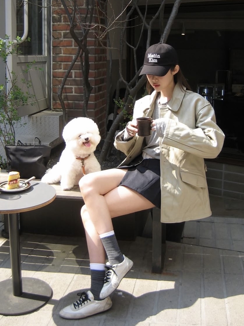 프라다 컬랩스 리나일론 앤 스웨이드 엘라스티사이즈 스니커즈 아이보리, 마뗑킴 마뗑 볼륨 로고 볼캡 블랙 착용 스타일 - 1