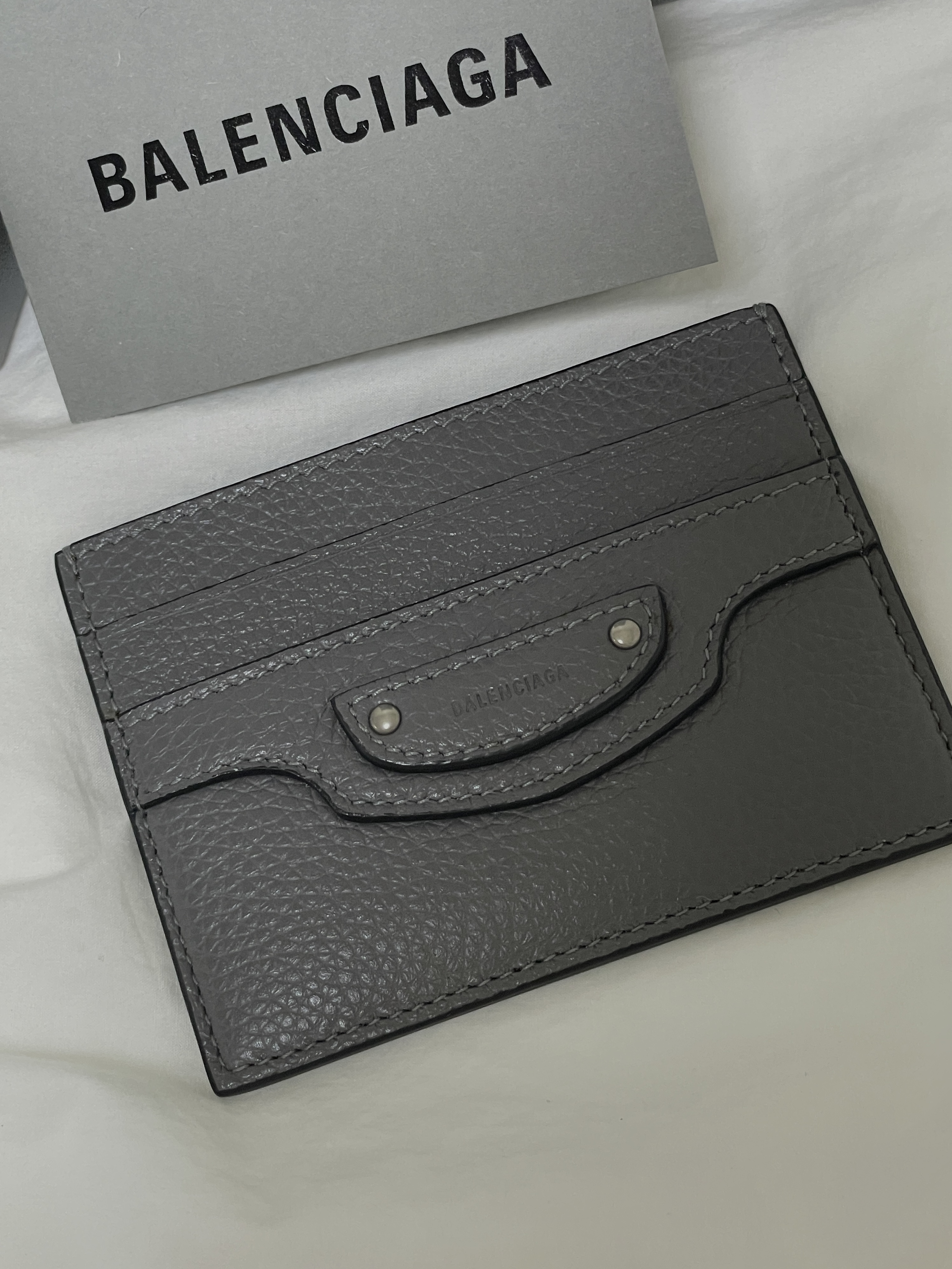 Balenciaga Neo Classic Card Holder Grey 착용 스타일