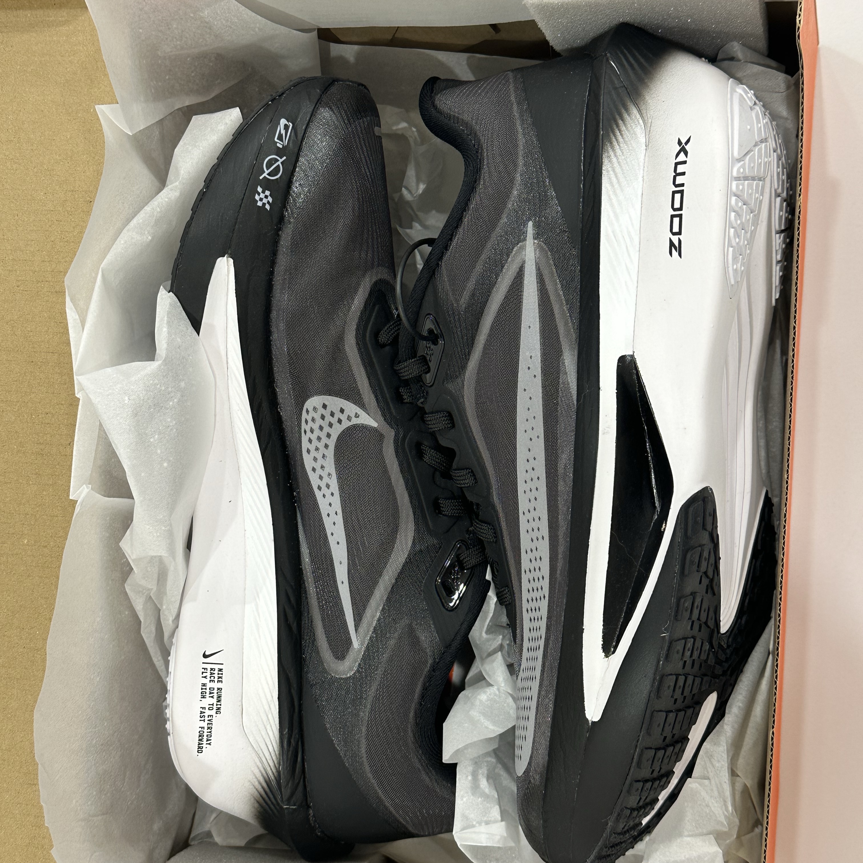 Nike Zoom Fly 6 Black Light Smoke Grey 착용 스타일 - 2