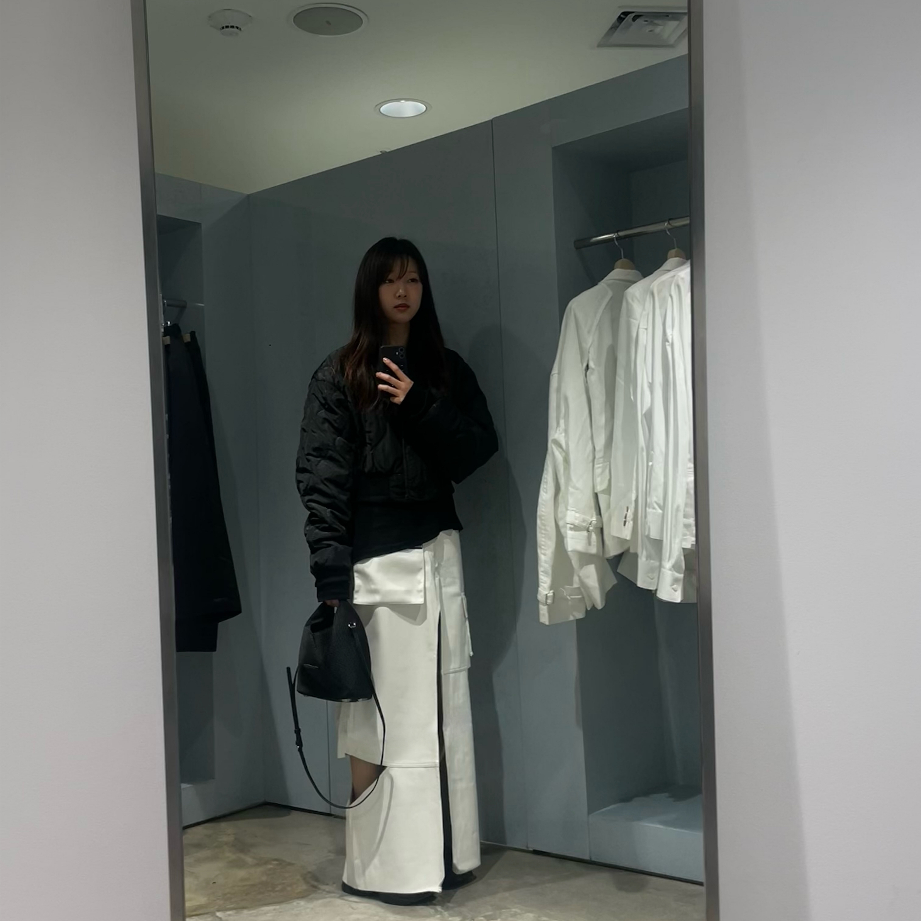 MM6 메종 마르지엘라 메쉬 클래식 크로스바디 재패니즈백 블랙, 살로몬 x 꼼데가르송 RX 메리 제인 플랫폼 블랙 착용 스타일 - 4