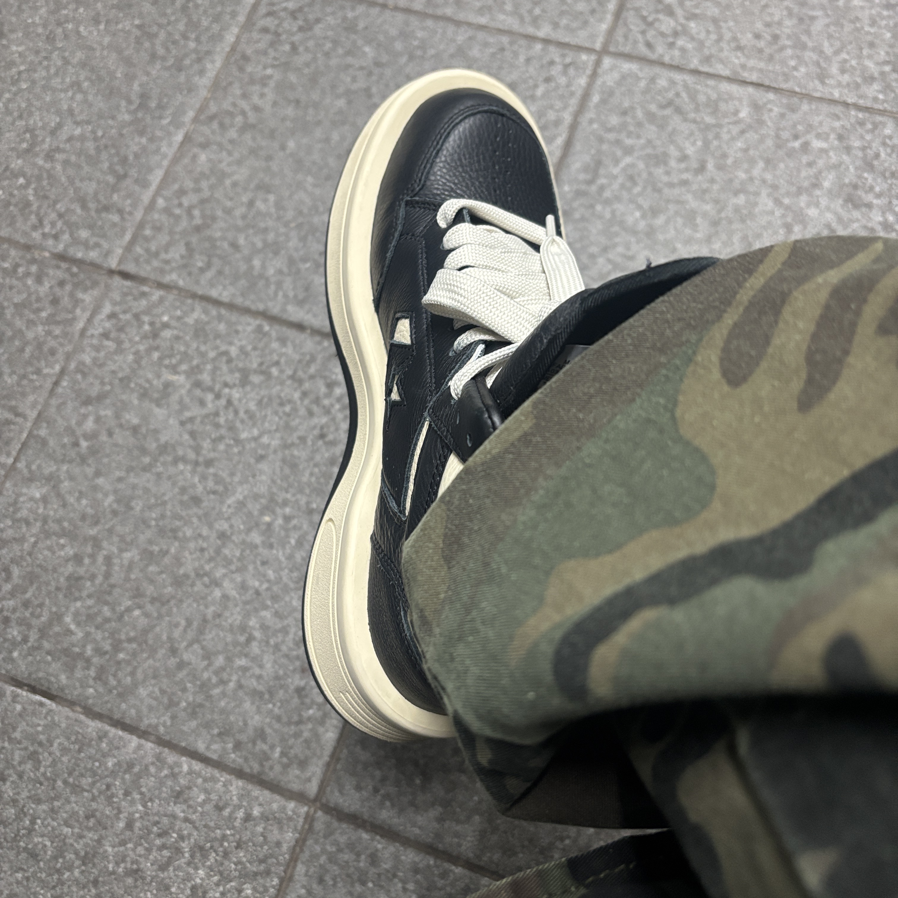 컨버스 x 다크쉐도우 터보웨폰 블랙 크림 착용 스타일