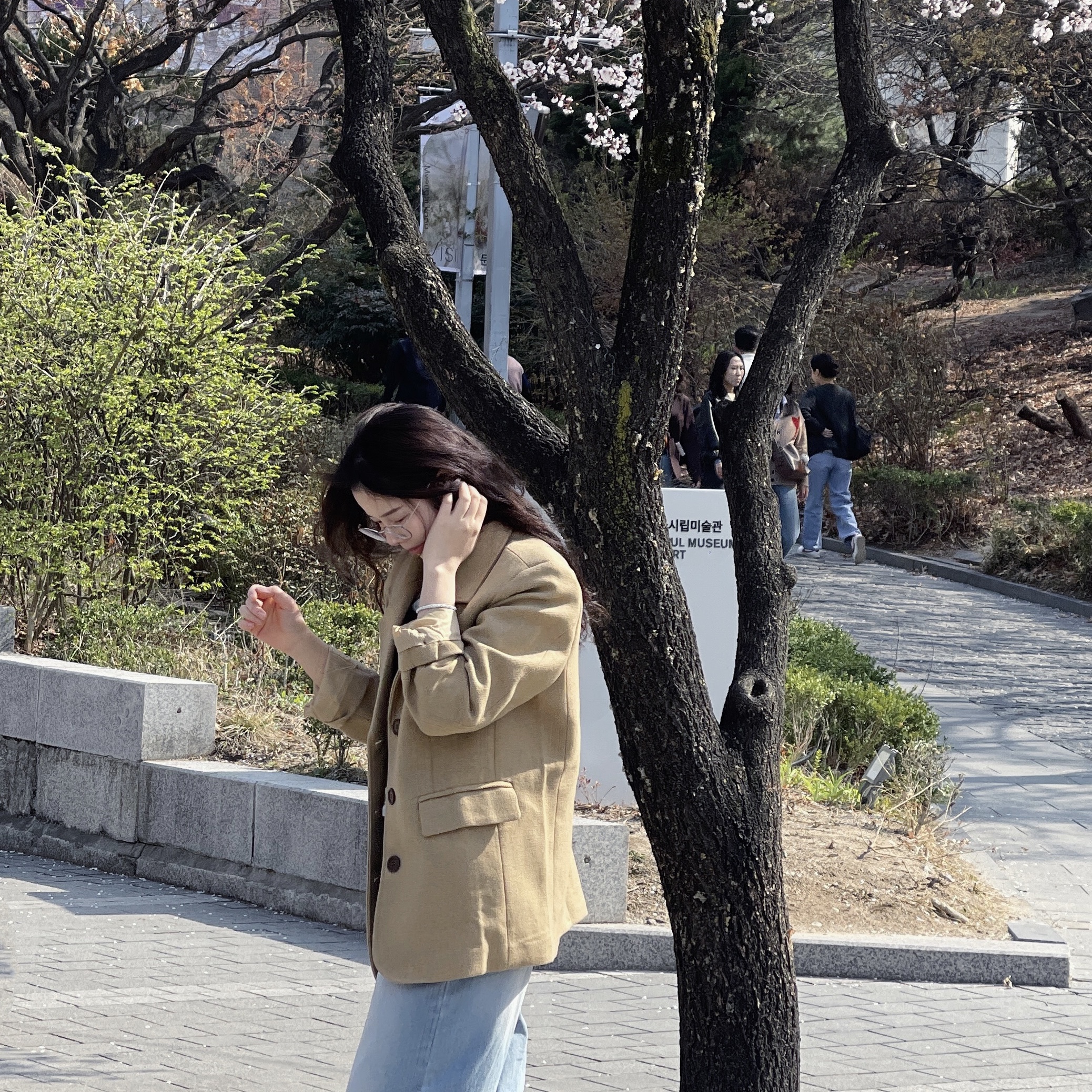 (W) 아디다스 삼바 OG 실버 메탈릭 코어 블랙 검 착용 스타일 - 4