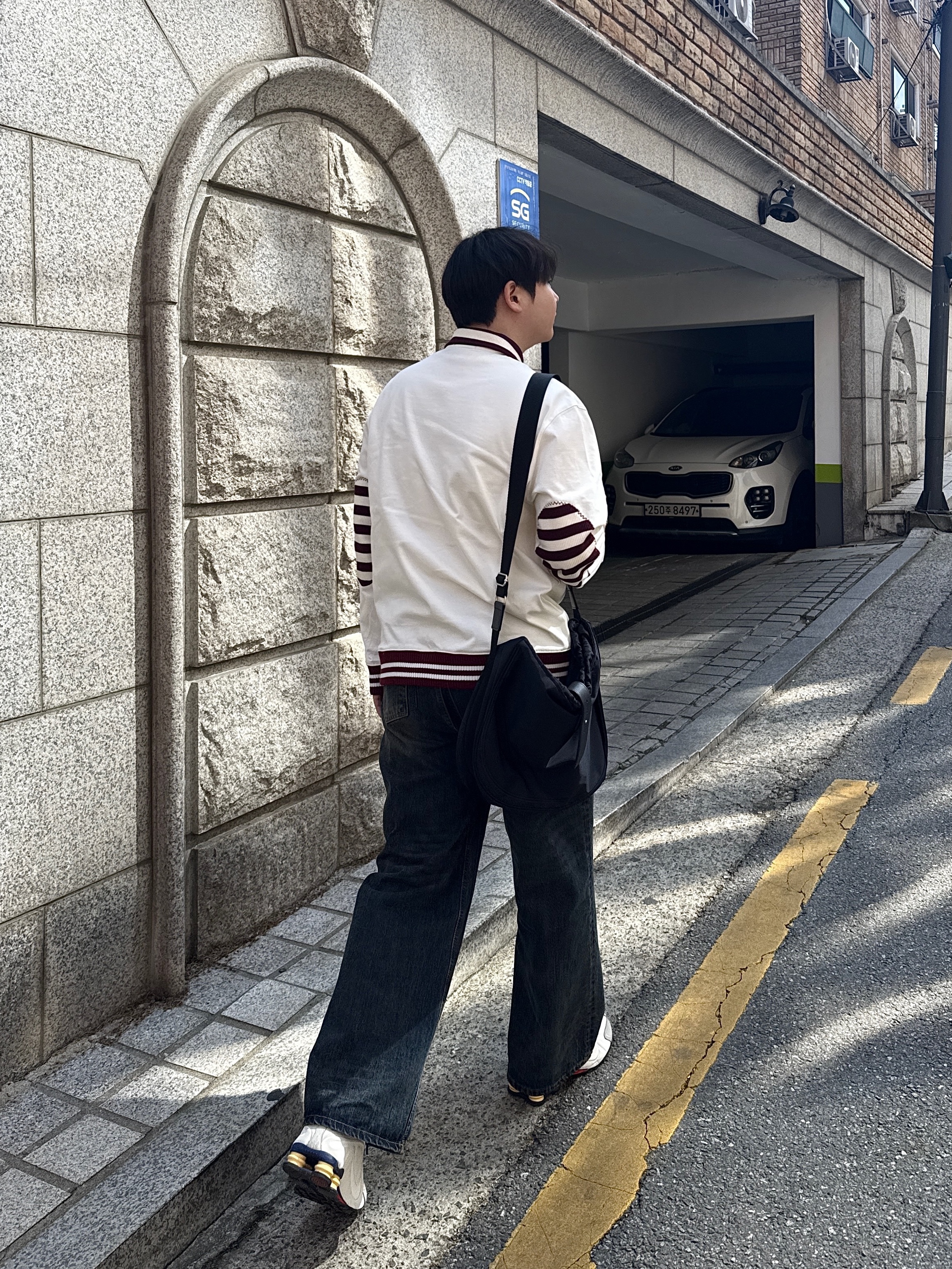 Nike Shox R4 PRM Light Iron Ore and Phantom 착용 스타일 - 3