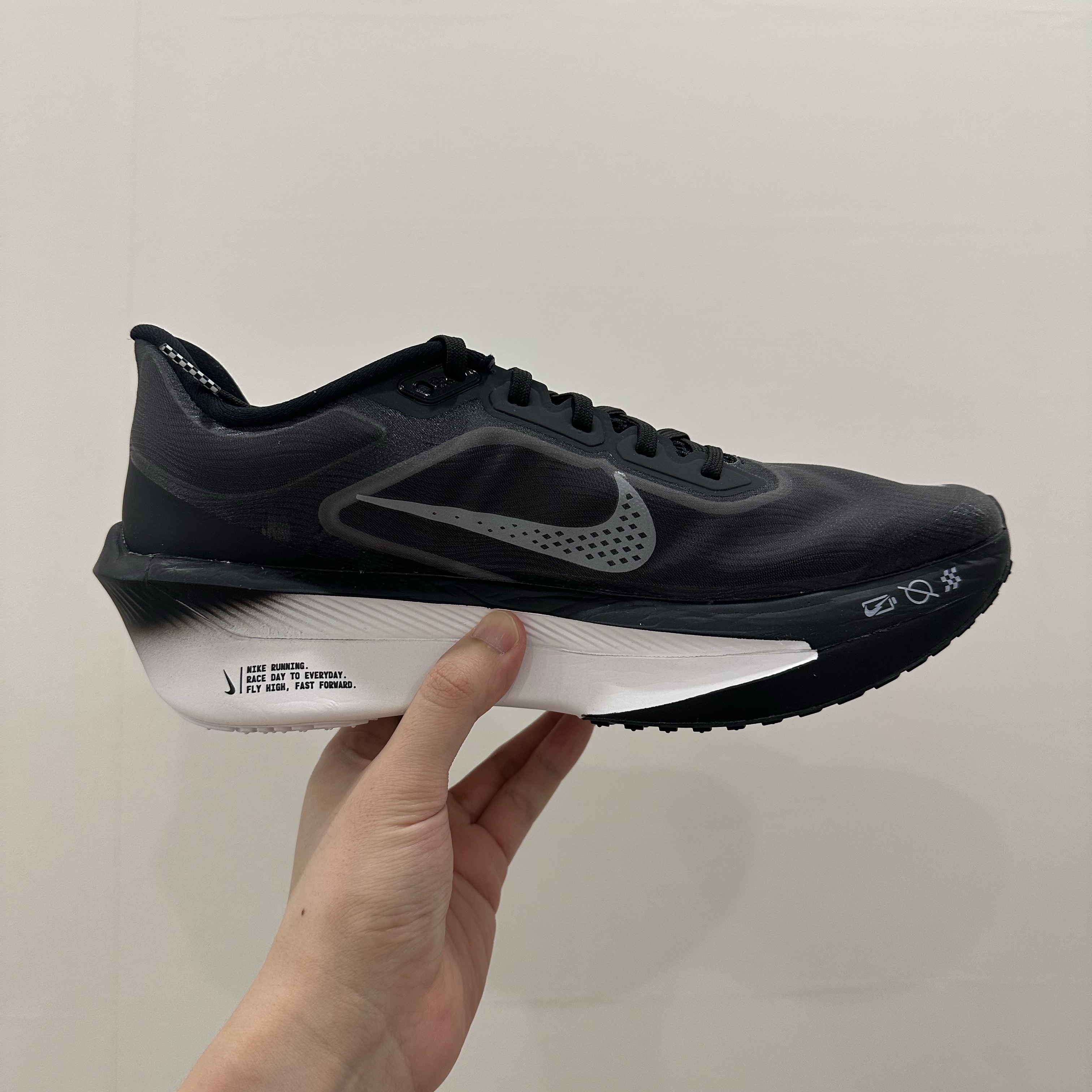 Nike Zoom Fly 6 Black Light Smoke Grey 착용 스타일 - 5