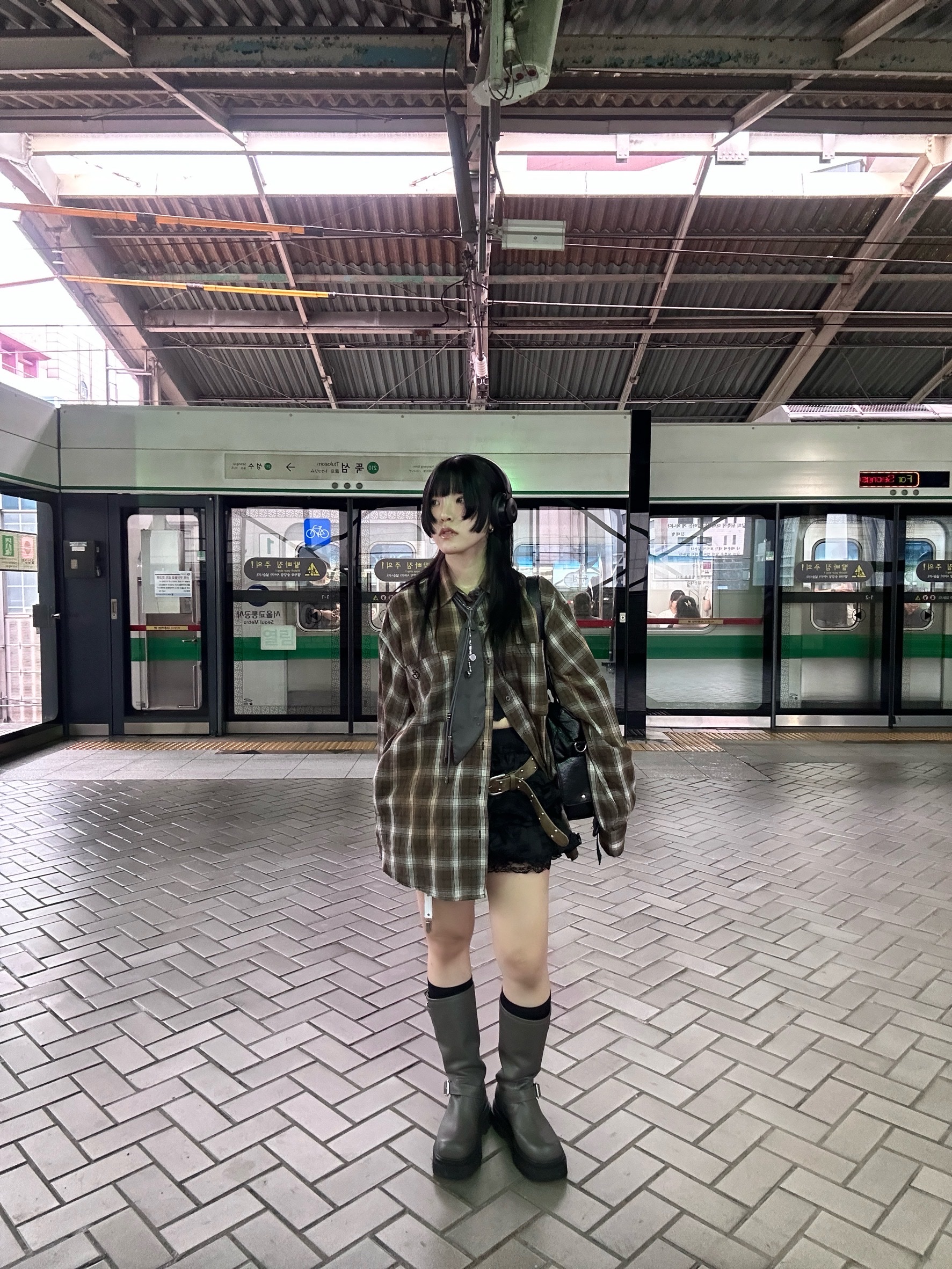 노매뉴얼 O.D 체크 셔츠 브라운 착용 스타일 - 1