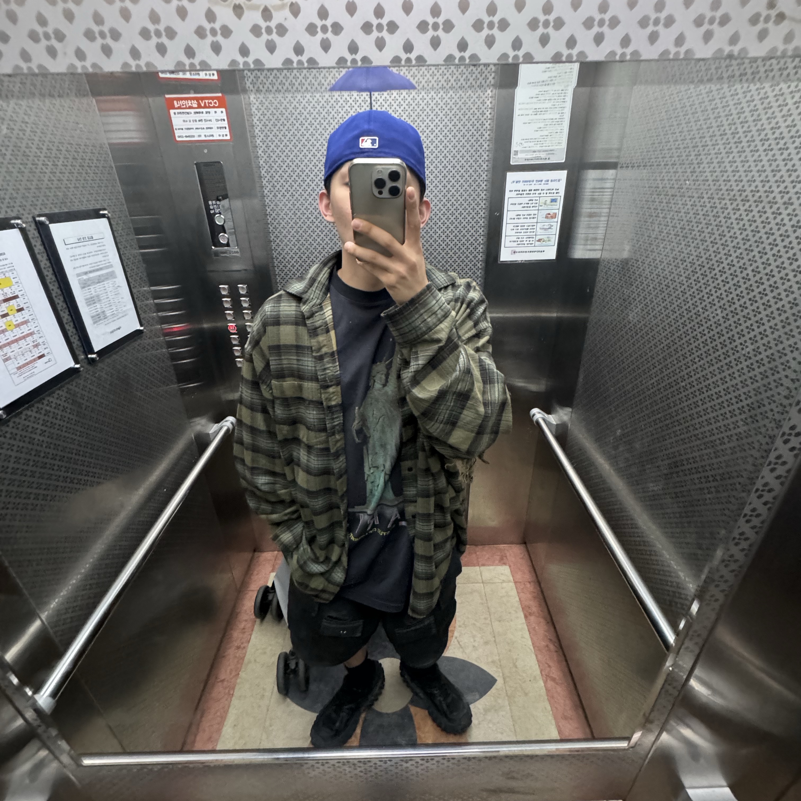 Balenciaga Paris Liberty Layered Oversized Shirts Dark Green, Balenciaga Large Cargo Pants in Black 착용 스타일
