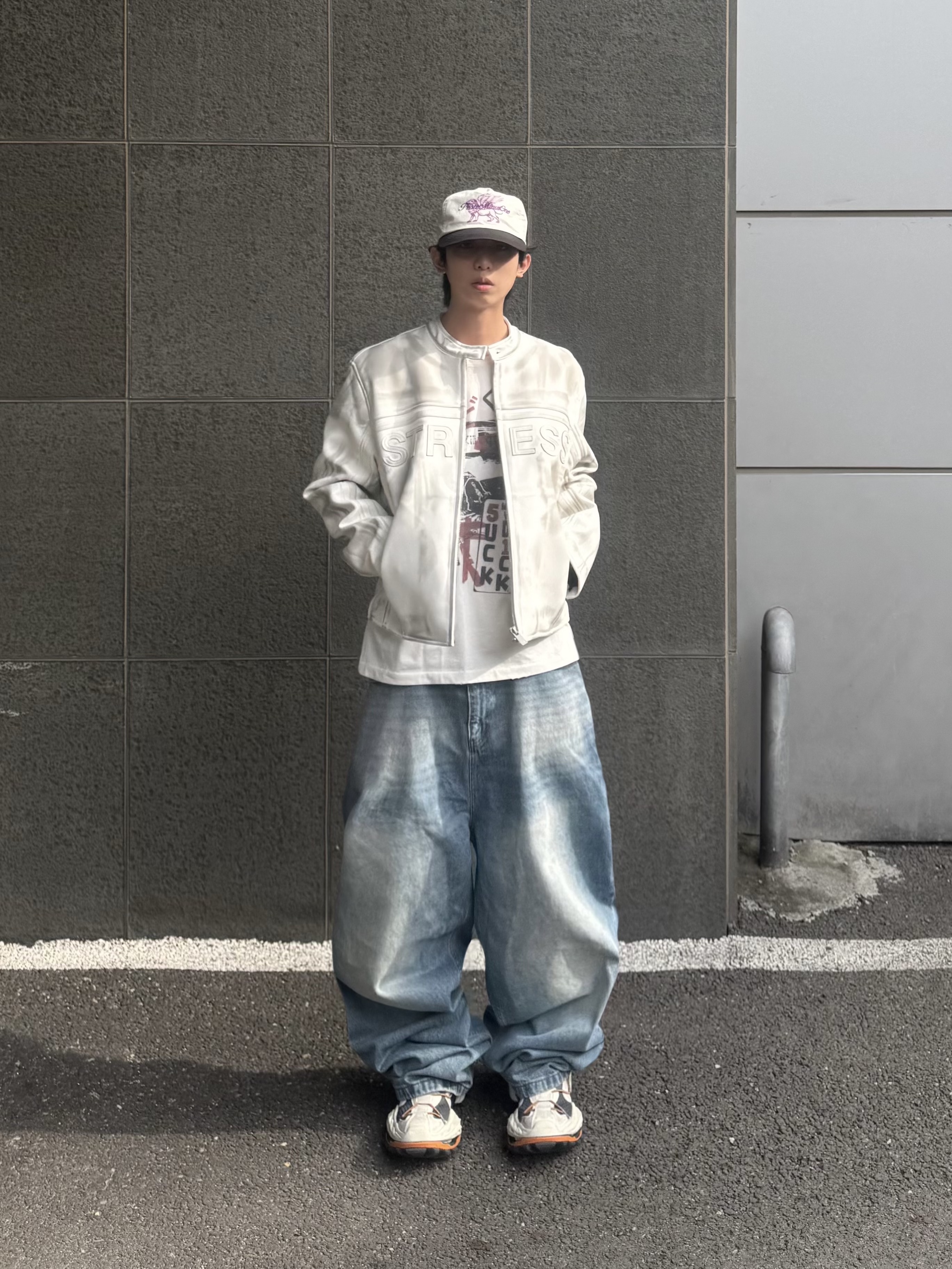 NOD Wide Baggy Denim pants Mid blue, Peaceminusone x Joopiter Five-Panel Baseball Cap White Purple 착용 스타일 - 3