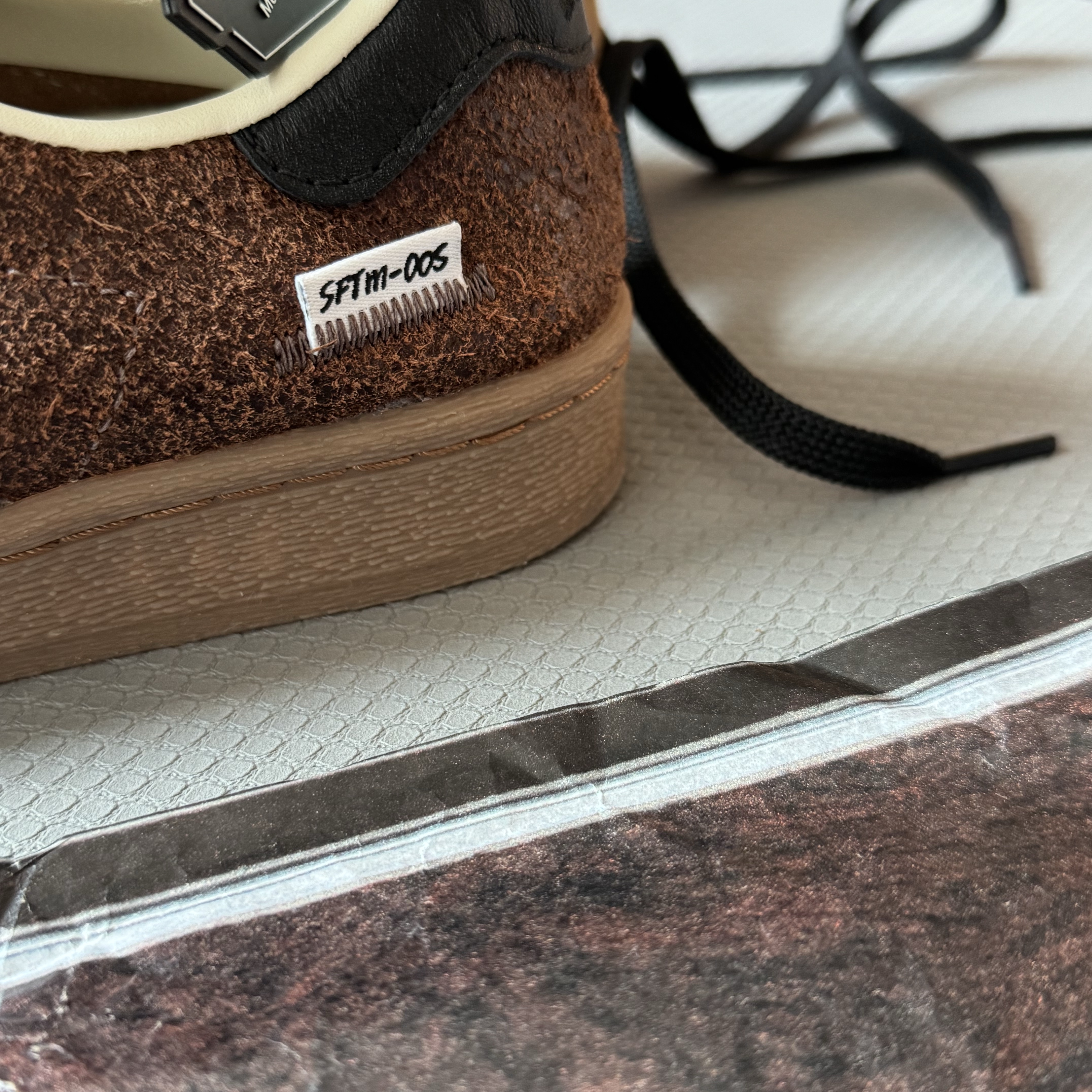 Adidas x Song for the Mute Superstar 82 Khaki Core Black 착용 스타일 - 2