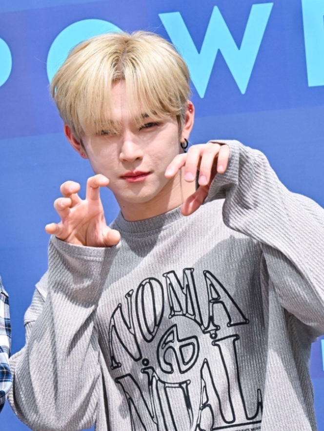 NOMANUAL S.N.A Knit Long Sleeve Oatmeal 착용 스타일 - 1