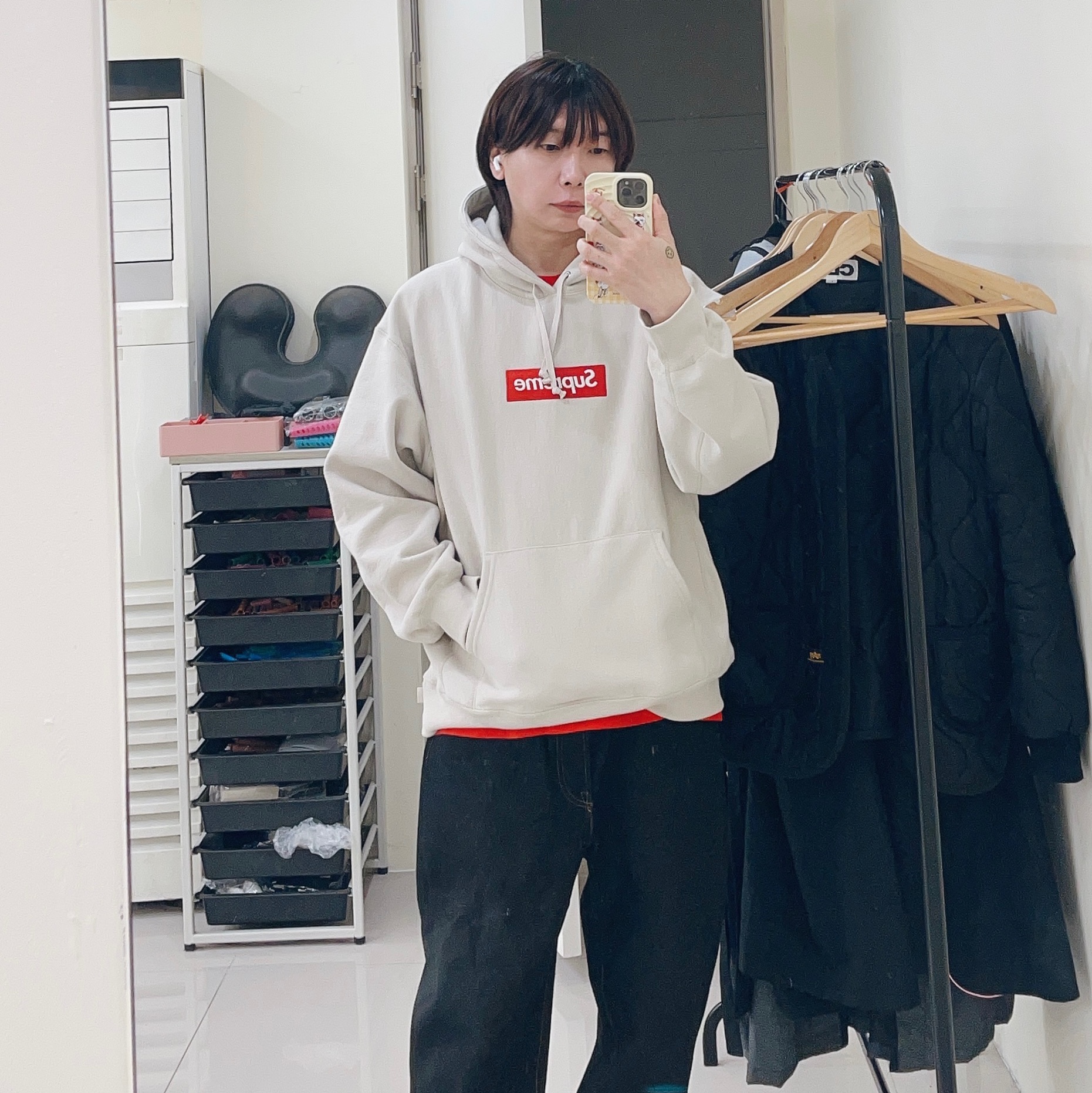Stussy x Levi's Crispy Rinse 568 Jean Black, Supreme x Ducati Logos T-Shirt Red - 24SS 착용 스타일
