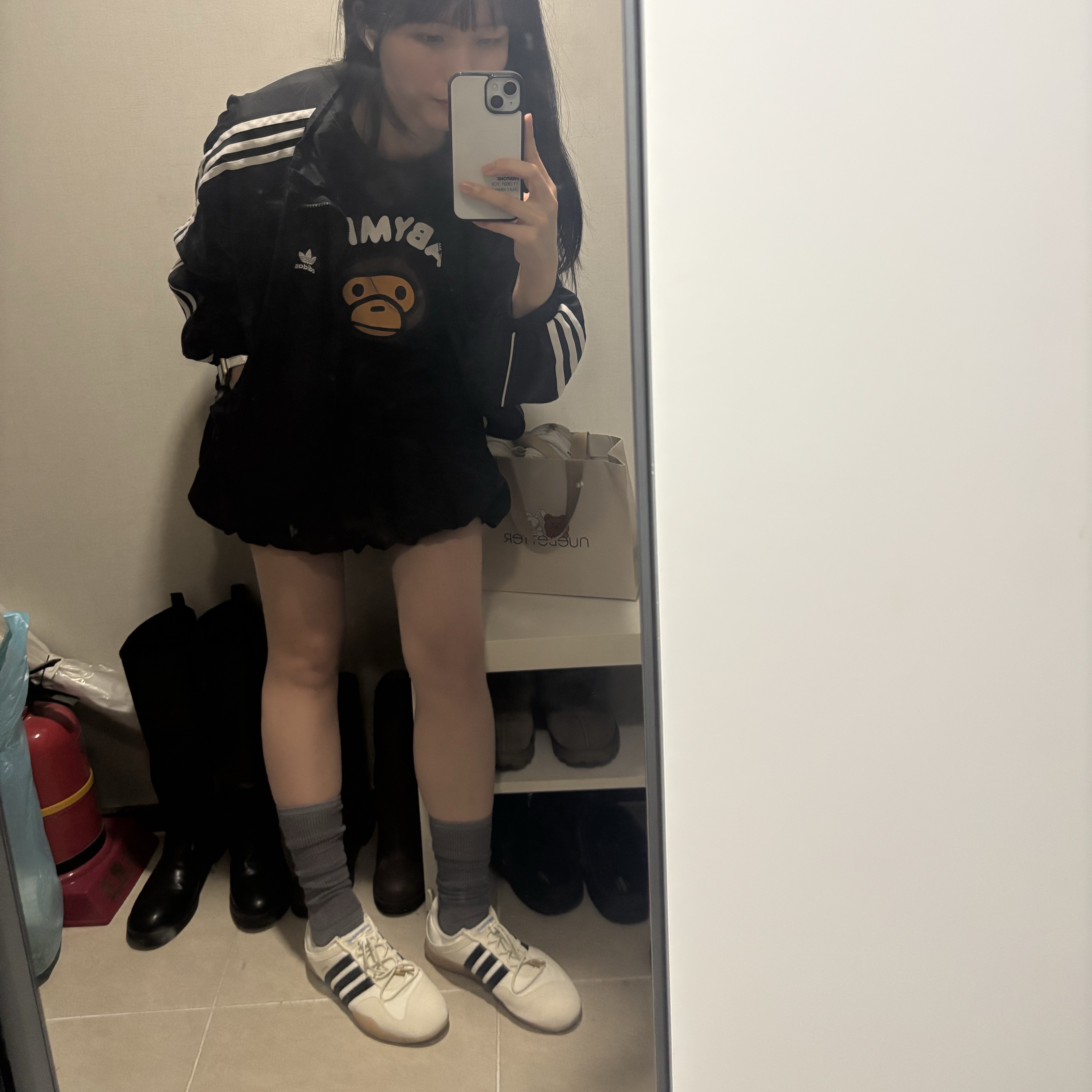 Adidas x Bad Bunny Ballerina Off White Core Black, BAPE Japan Baby Milo T-Shirt #2 Black 착용 스타일 - 2