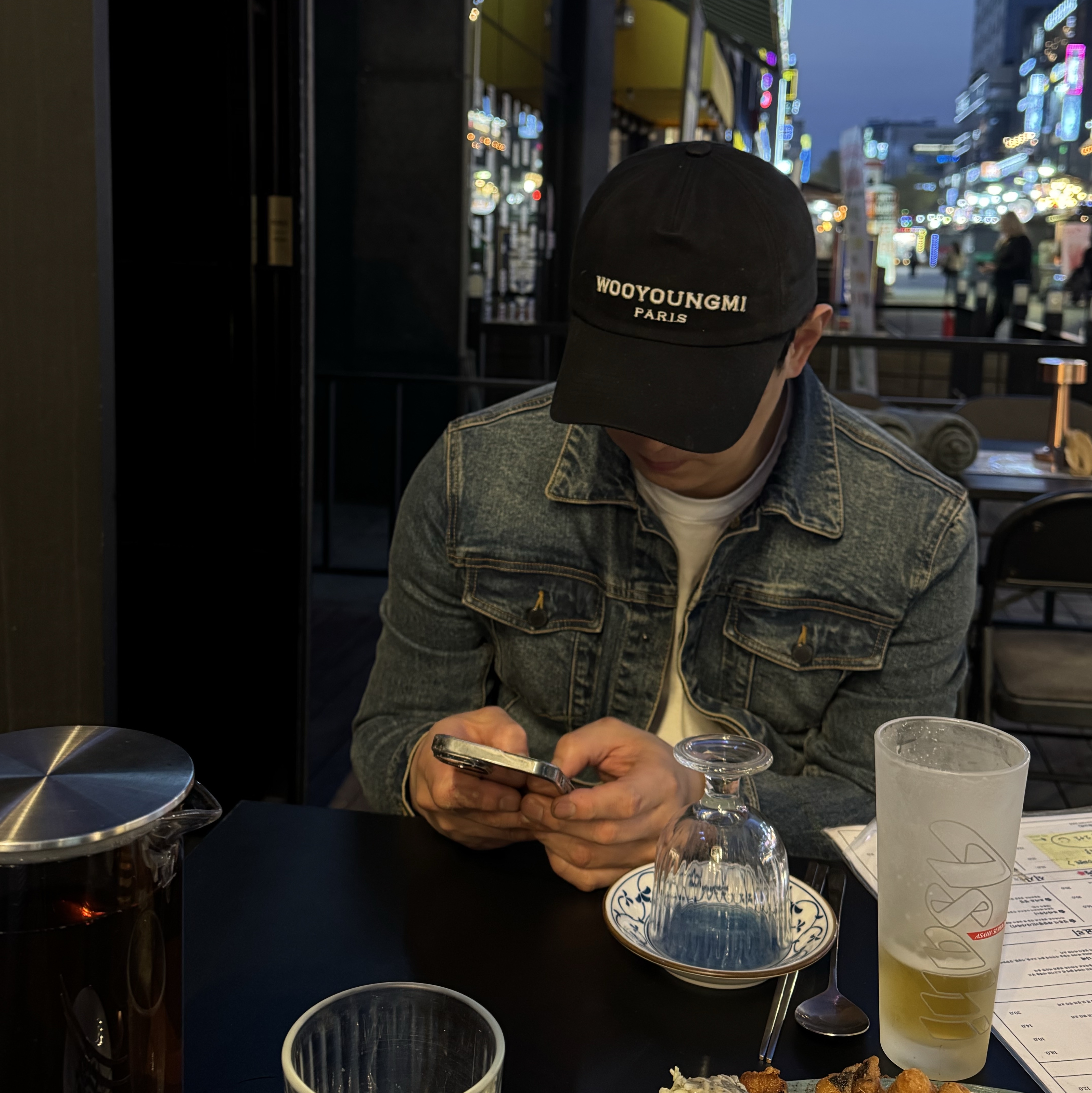 우영미 자수 볼캡 블랙 착용 스타일