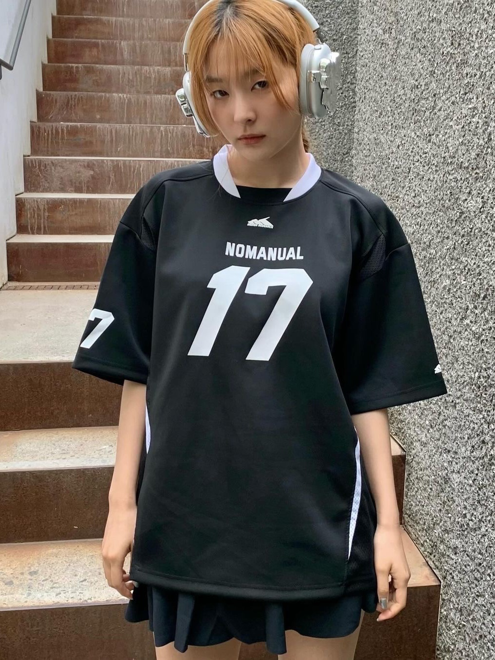 노메뉴얼 17 메쉬 블락 풋볼 저지 블랙, 애플 에어팟 맥스 라이트닝 실버 (국내 정식 발매 제품) 착용 스타일 - 4