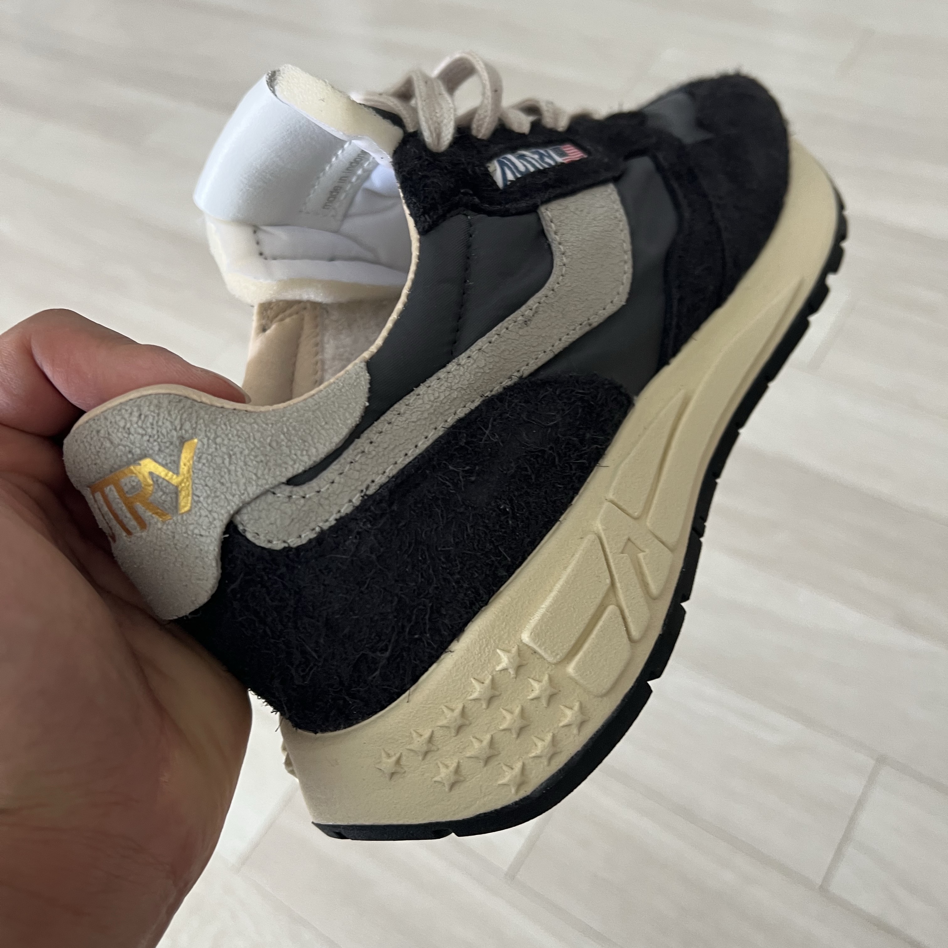 Autry Reelwind Low Nylon Suede Sneakers Black 착용 스타일 - 2