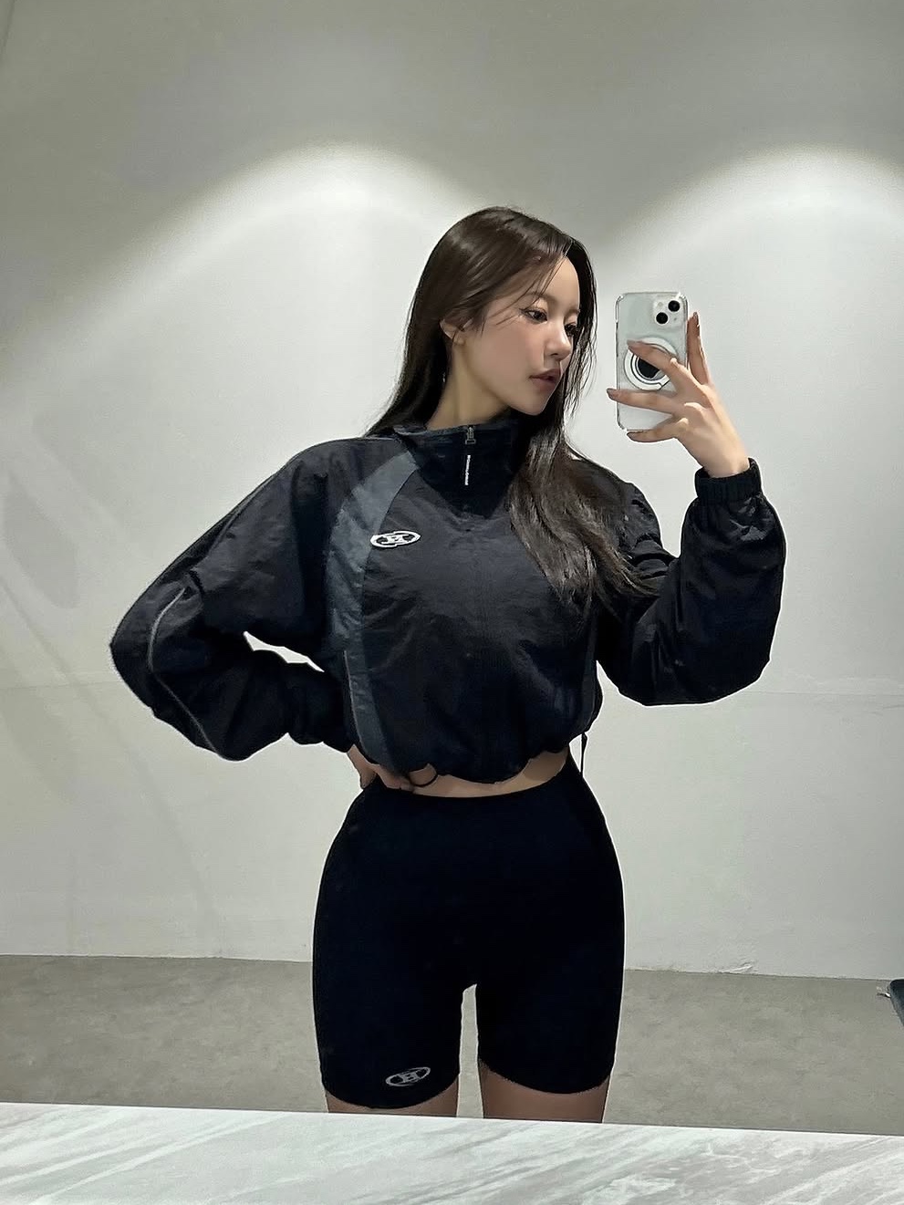 BORN TO WIN W Nylon Block Jacket Black 착용 스타일 - 1