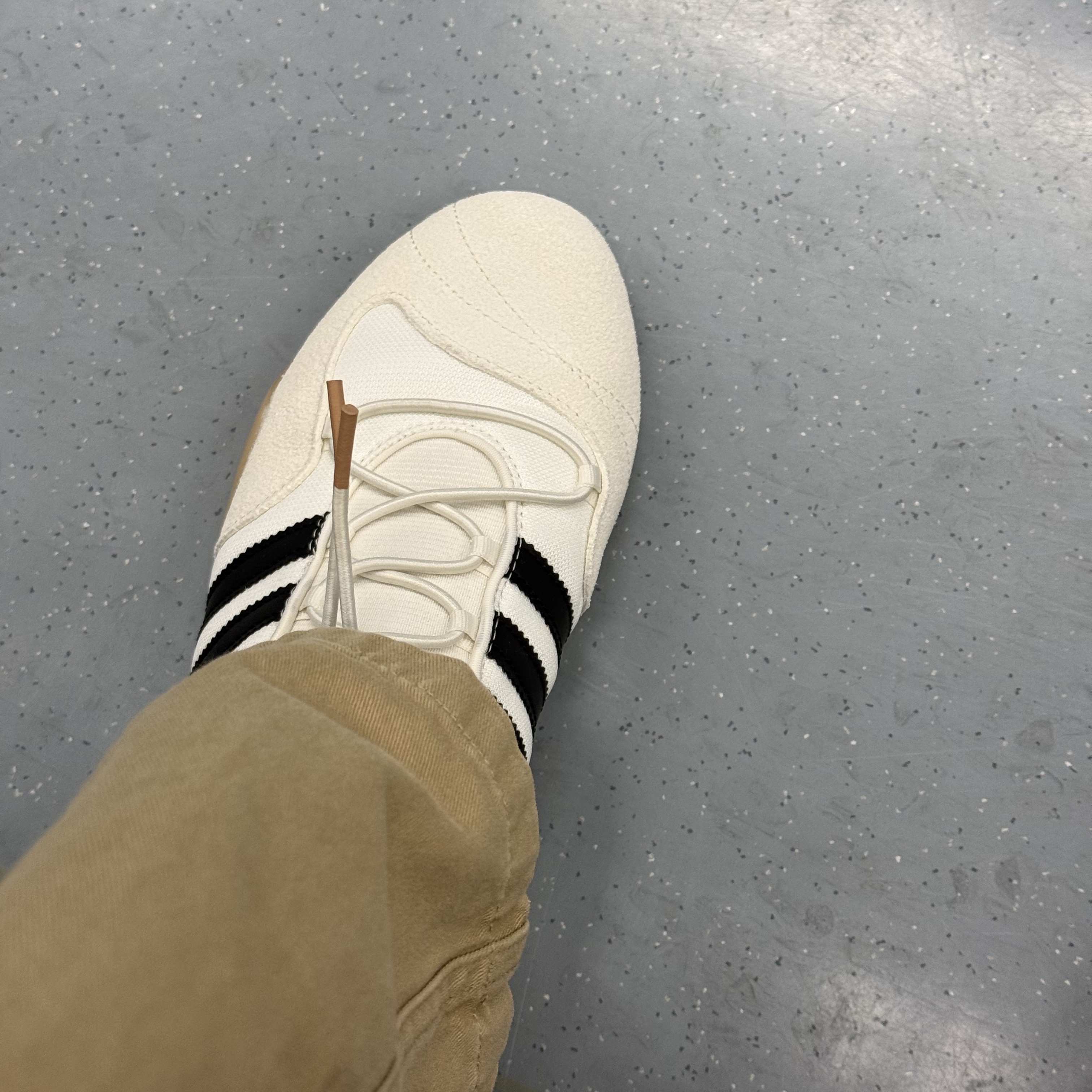 Adidas x Bad Bunny Ballerina Off White Core Black 착용 스타일 - 3