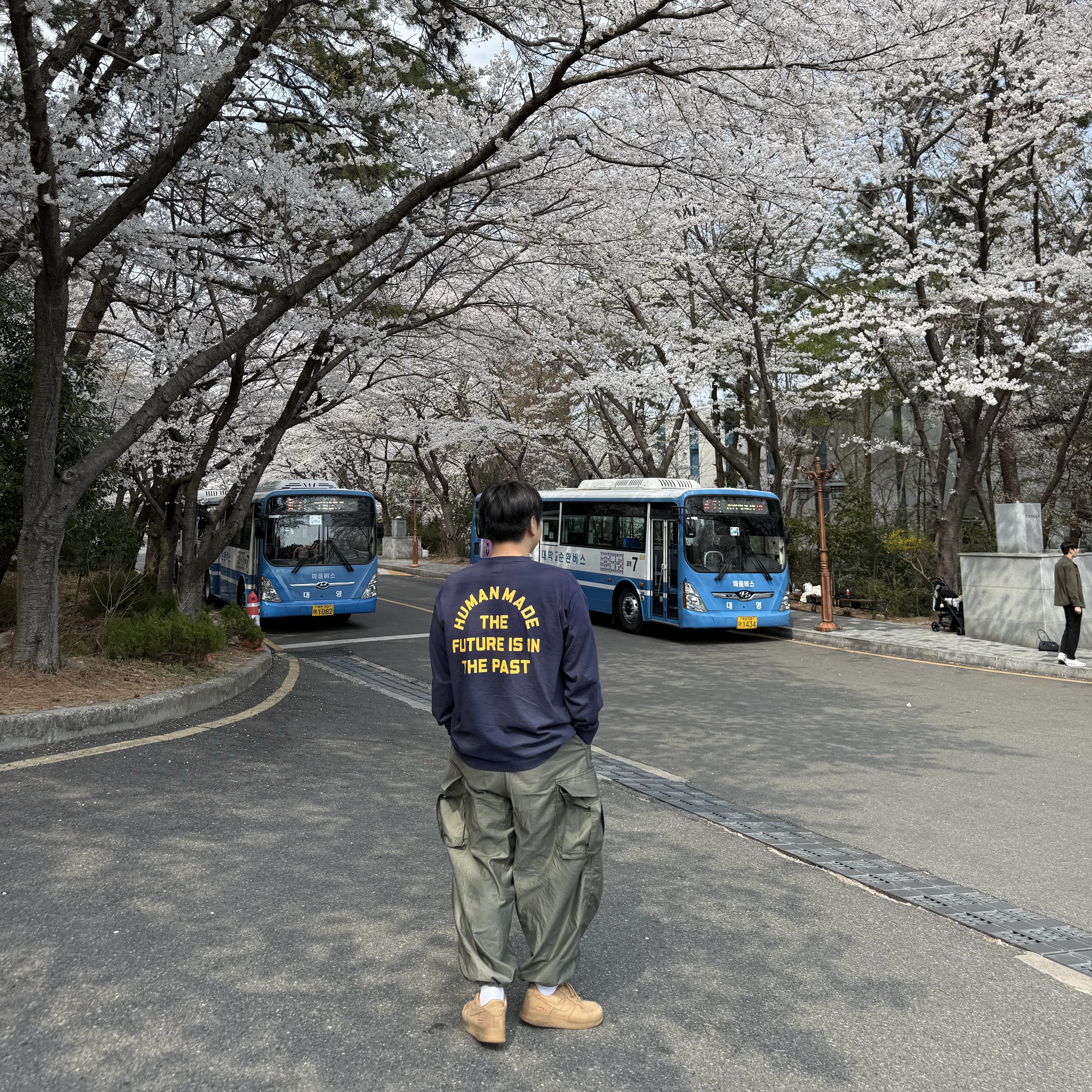Human Made Graphic L/S T-Shirt Navy, Needles H.D. BDU Pants Olive 착용 스타일 - 2