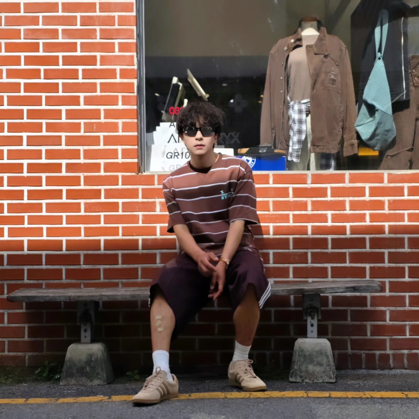 IAB Studio Striped T-Shirt Brown, Adidas Stadt Magic Beige 착용 스타일 - 4