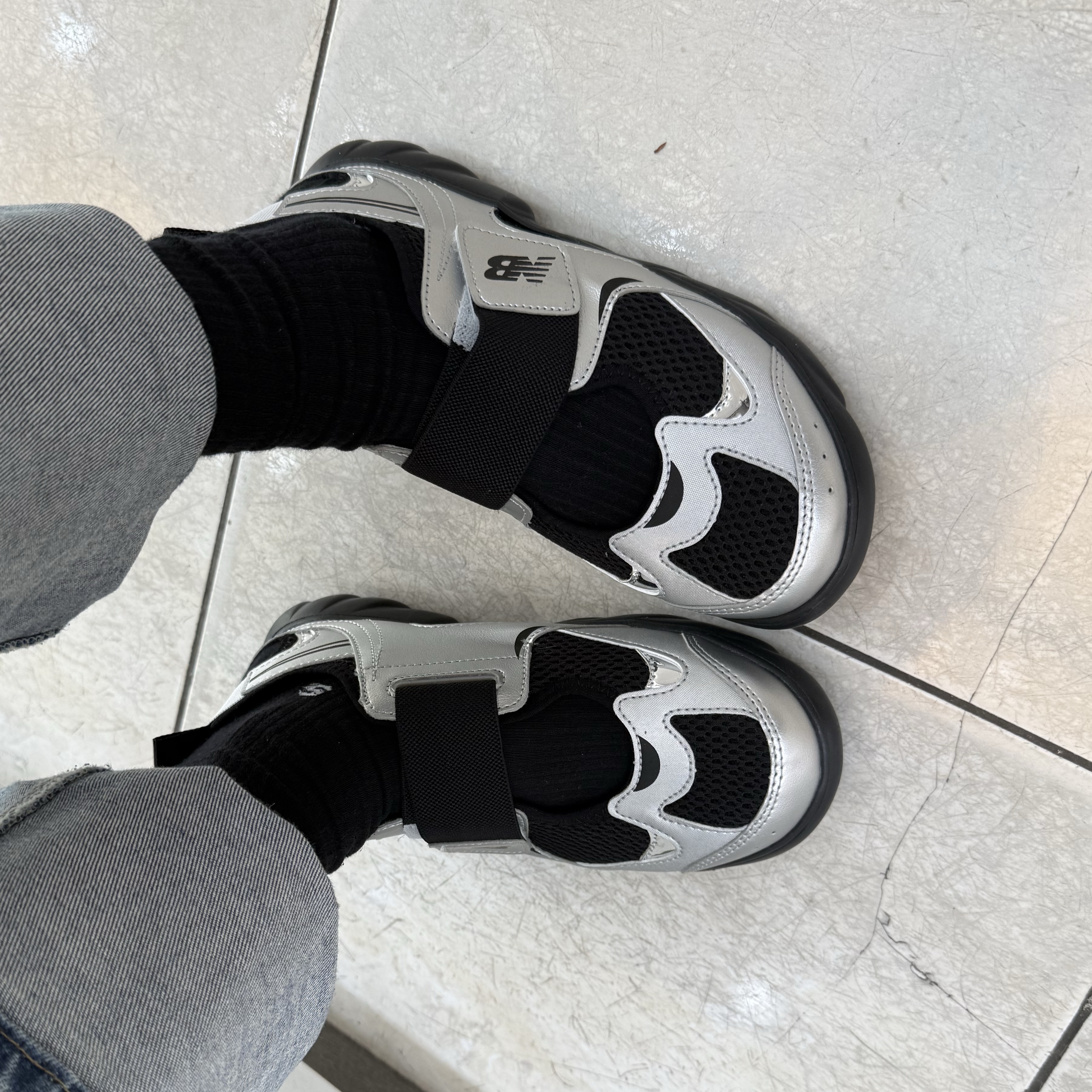 (키즈) 뉴발란스 프리들 920 샌들 그레이 착용 스타일 - 2