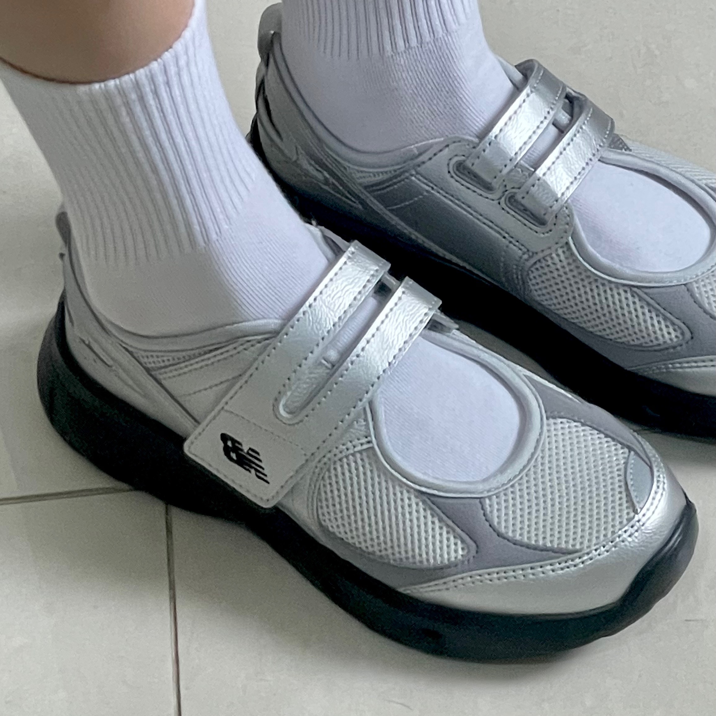 (W) New Balance Breeze SD2202 Metalic Silver 착용 스타일 - 1