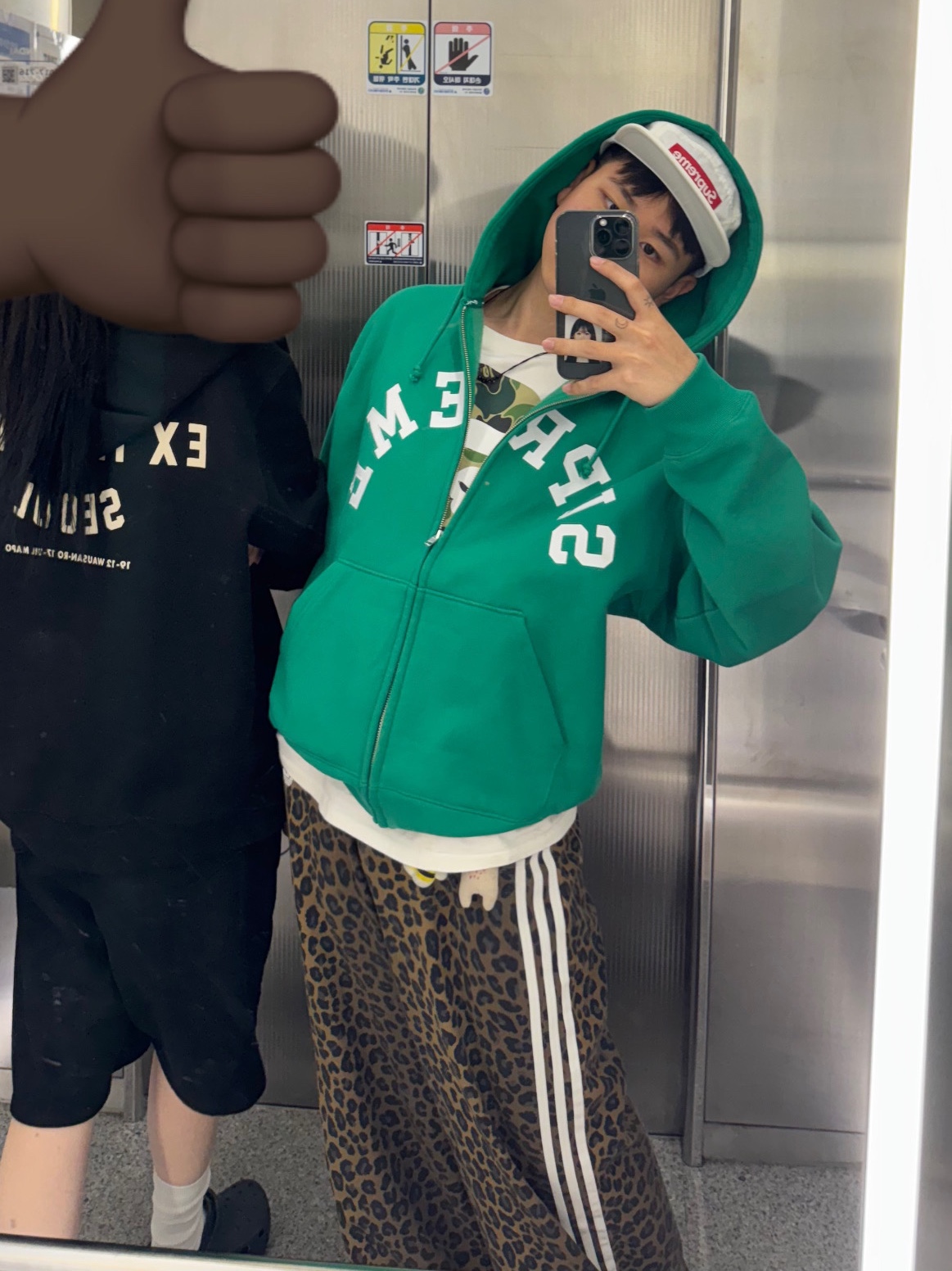 Supreme x Champion Zip Up Hooded Sweatshirt Green - 24SS, Supreme Waxed Ripstop Camp Cap White - 24FW 착용 스타일 - 1