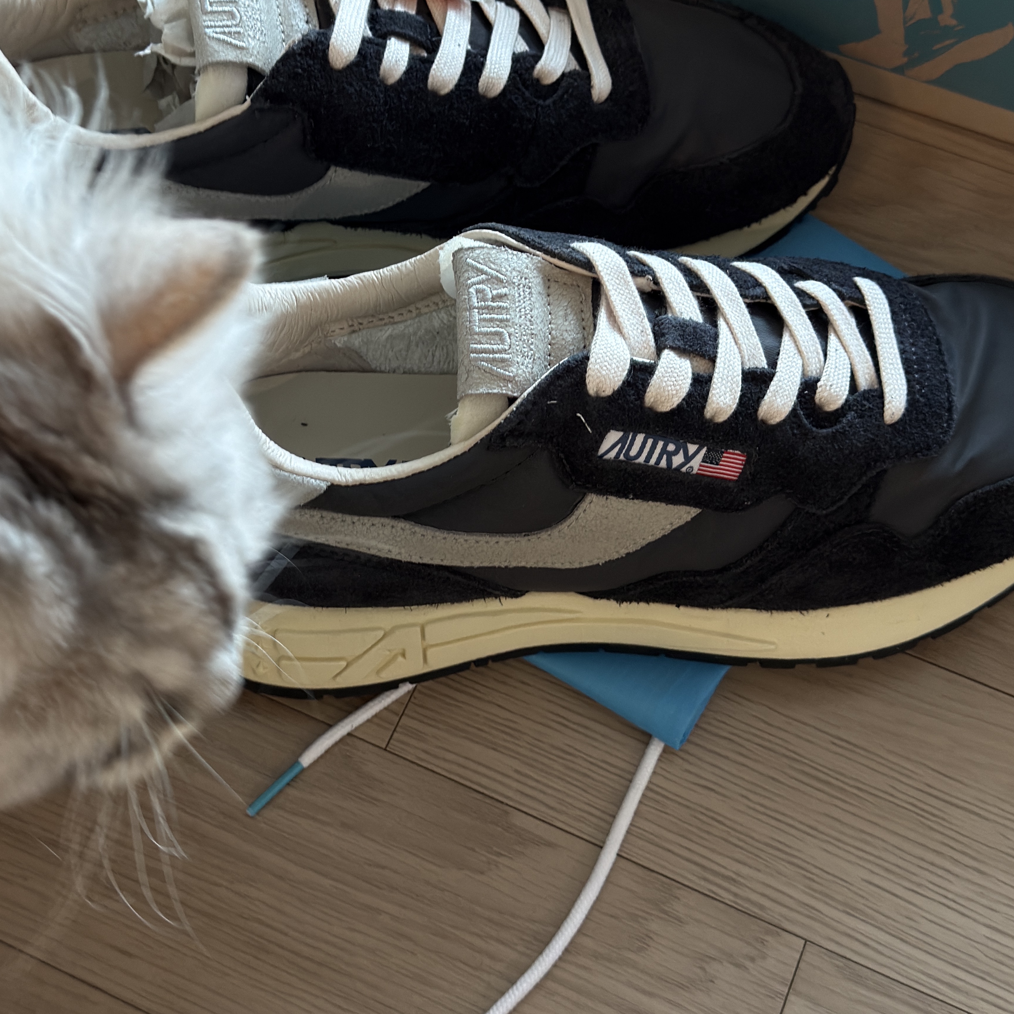 Autry Reelwind Low Nylon Suede Sneakers Black 착용 스타일 - 3