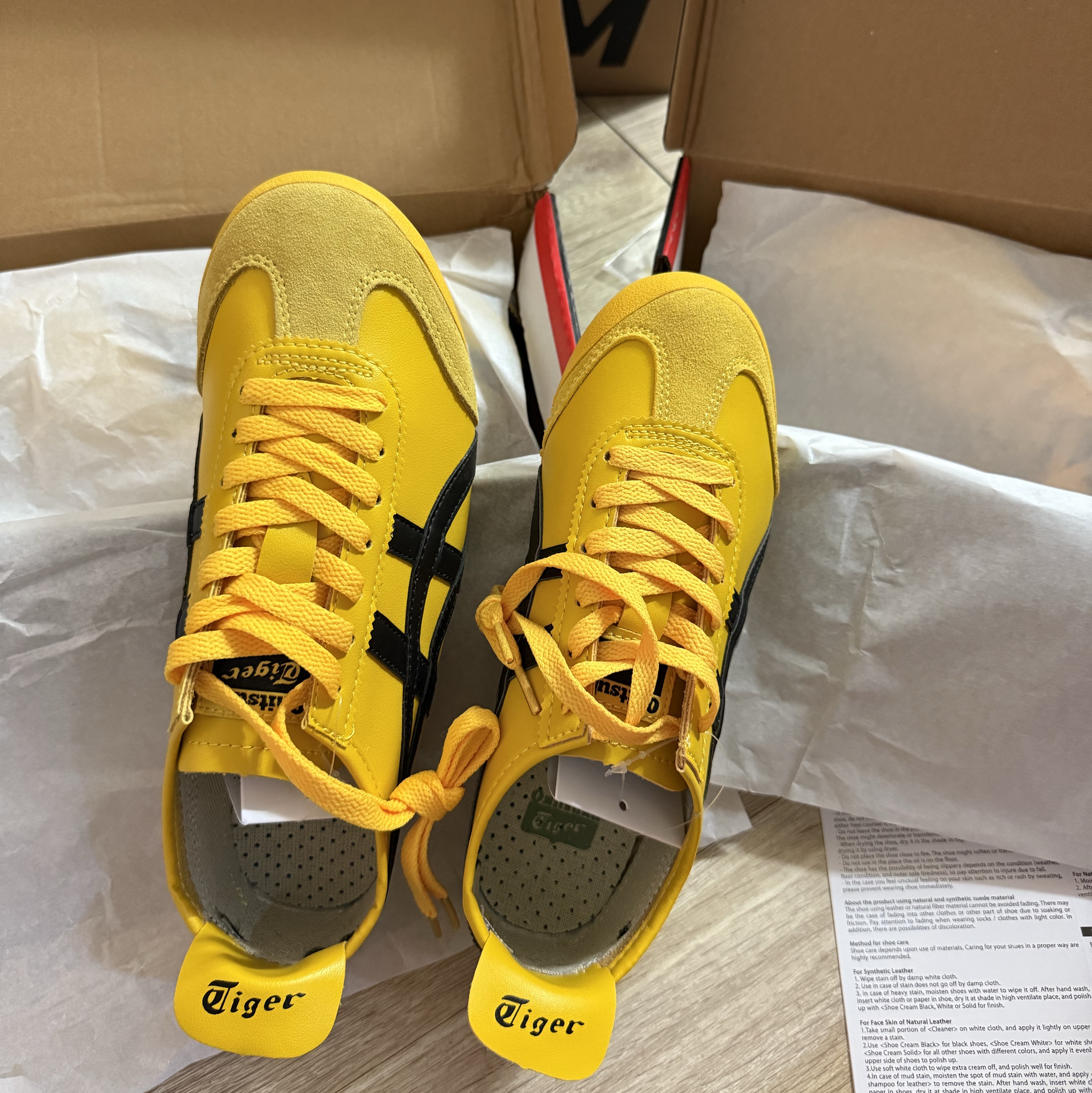 Onitsuka Tiger Mexico 66 Yellow Black 착용 스타일 - 2