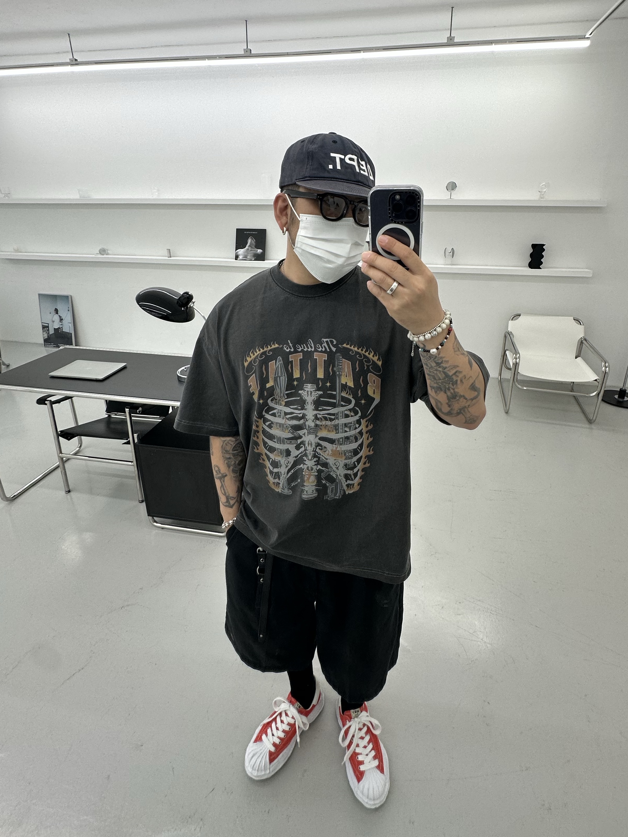 메종 미하라 야스히로 블레이키 OG 솔 캔버스 로우탑 스니커즈 오렌지, 디키즈 루즈핏 13인치 플랫 프런트 워크 쇼츠 블랙 착용 스타일 - 5