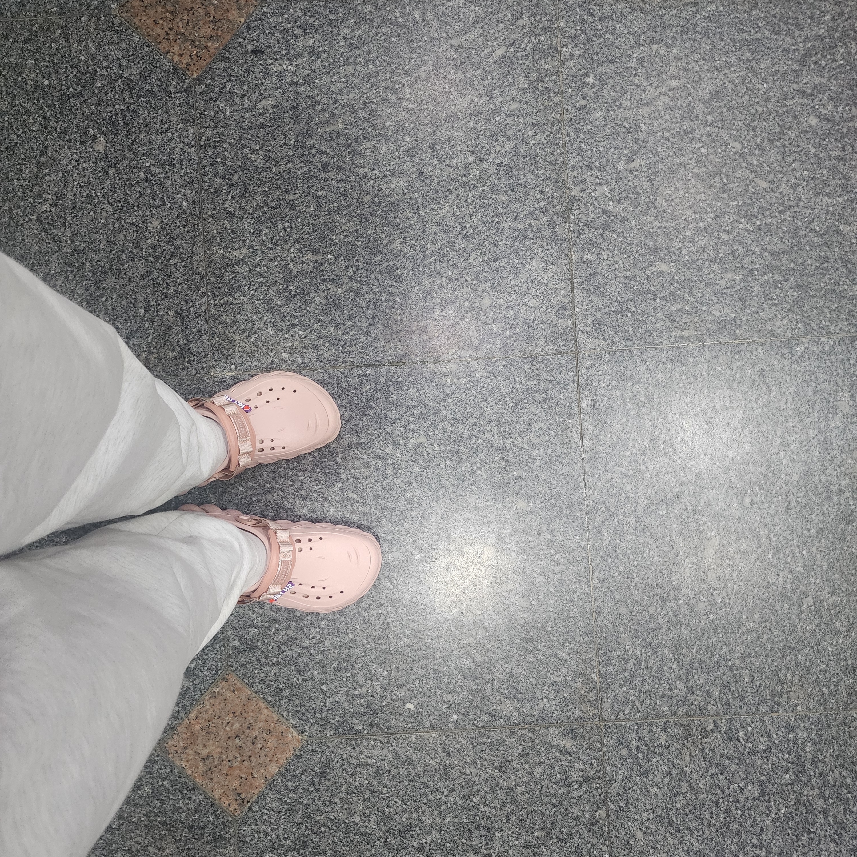 Crocs Echo Clog Pink Clay 착용 스타일