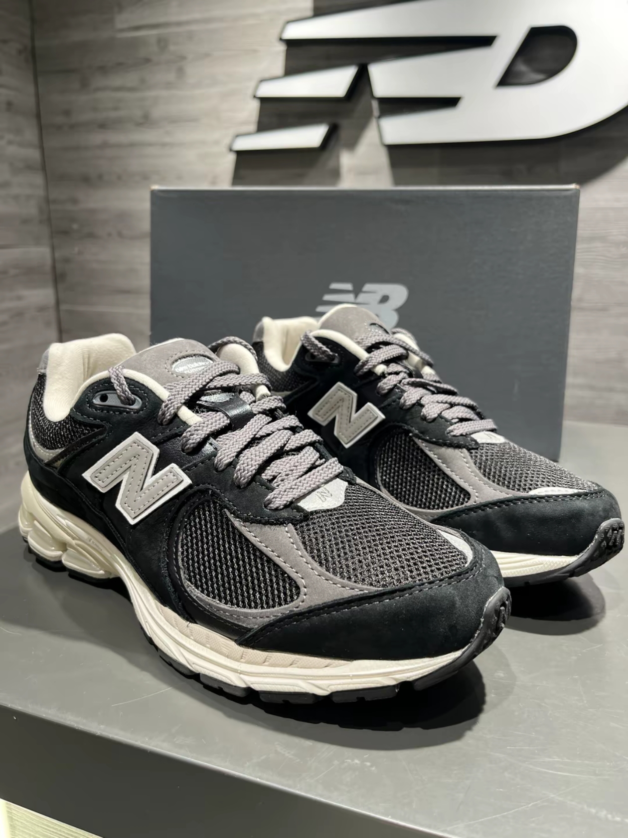 New Balance 2002R Premium Vintage Black 착용 스타일 - 1