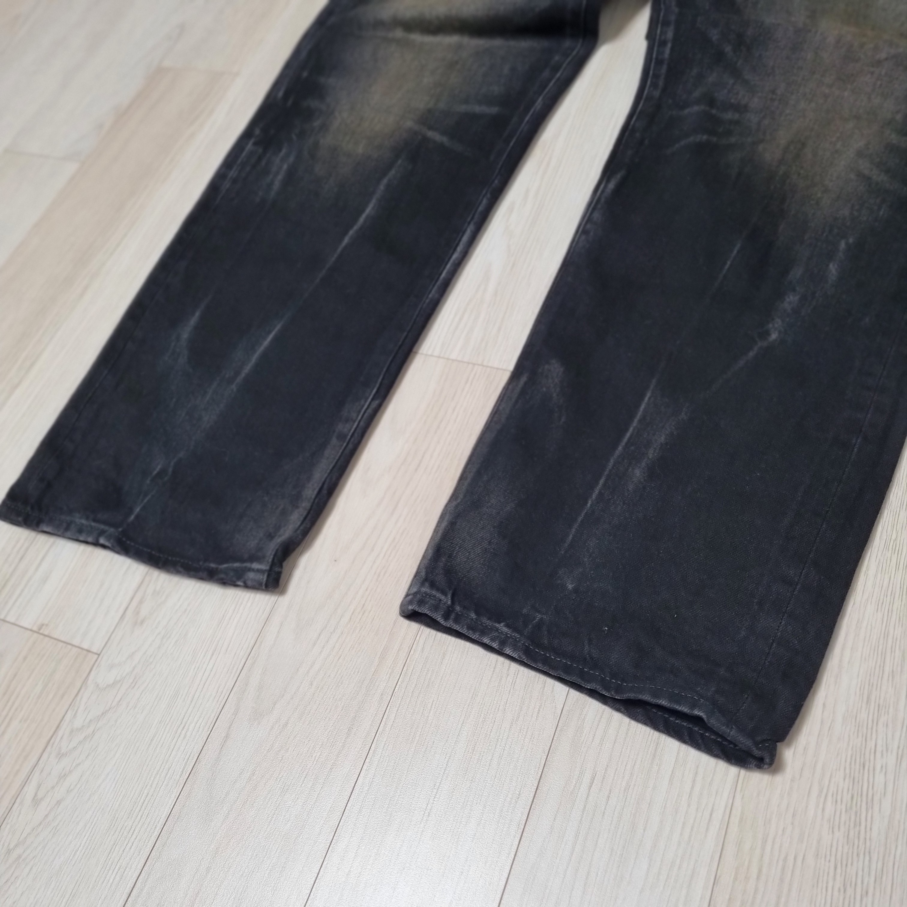 Supreme Distressed Loose Fit Selvedge Jean Washed Black - 25SS 착용 스타일