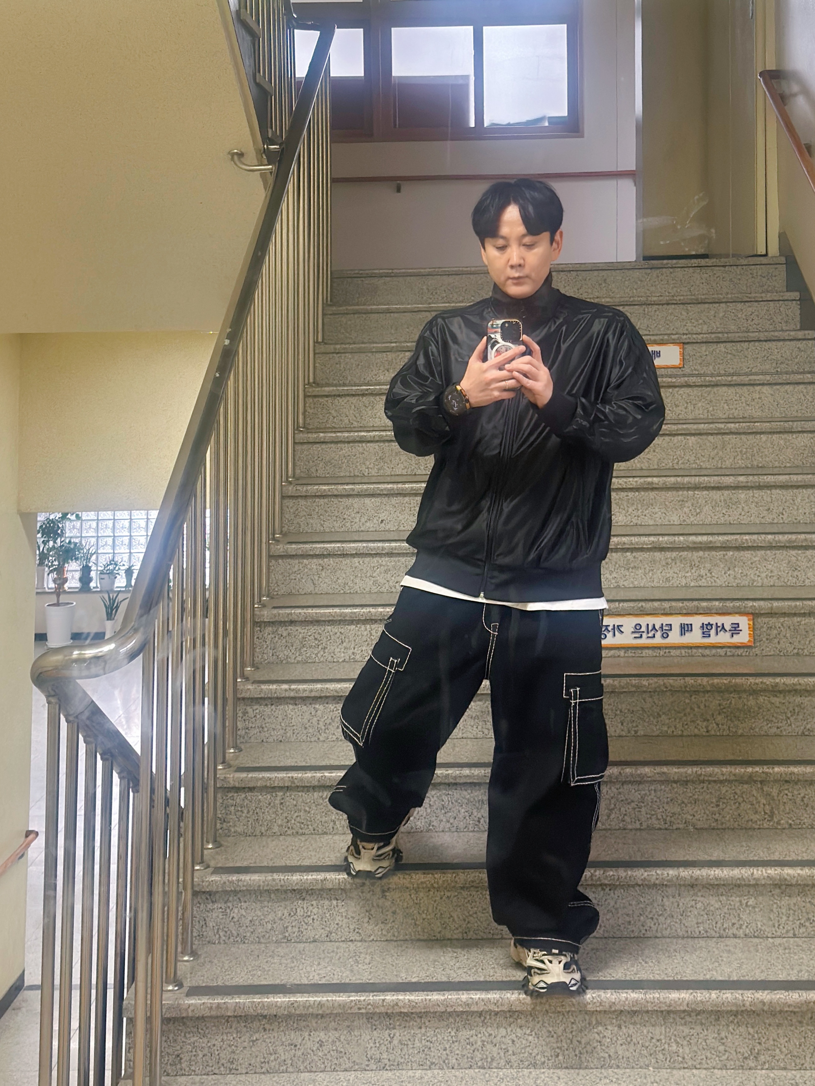 Adidas Q3 Oversized Track Top Black - KR Sizing, True Religion Classic Cargo Pants Mk-1 Black 착용 스타일 - 2
