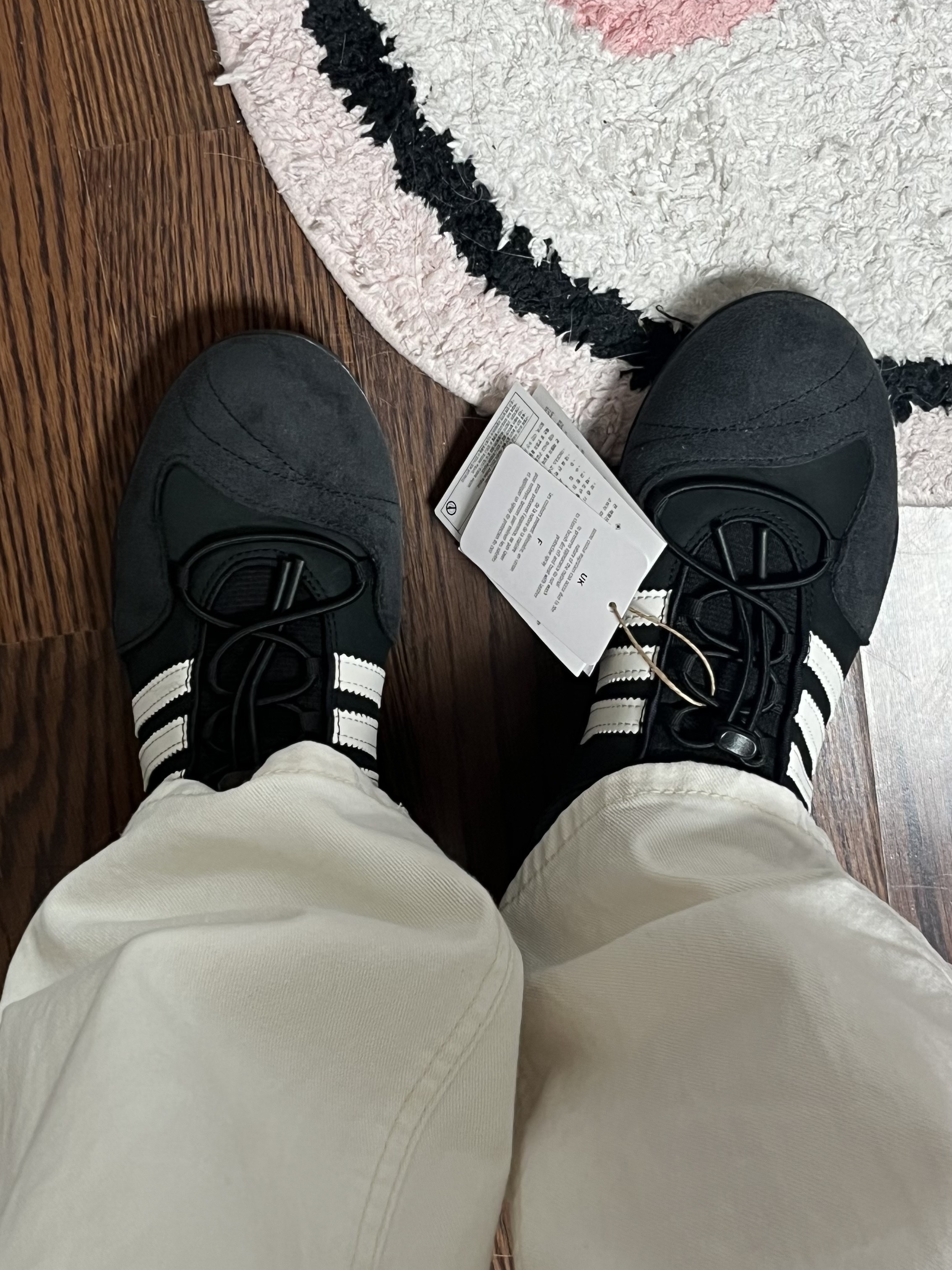 Adidas x Bad Bunny Ballerina Core Black Chalk White 착용 스타일 - 3