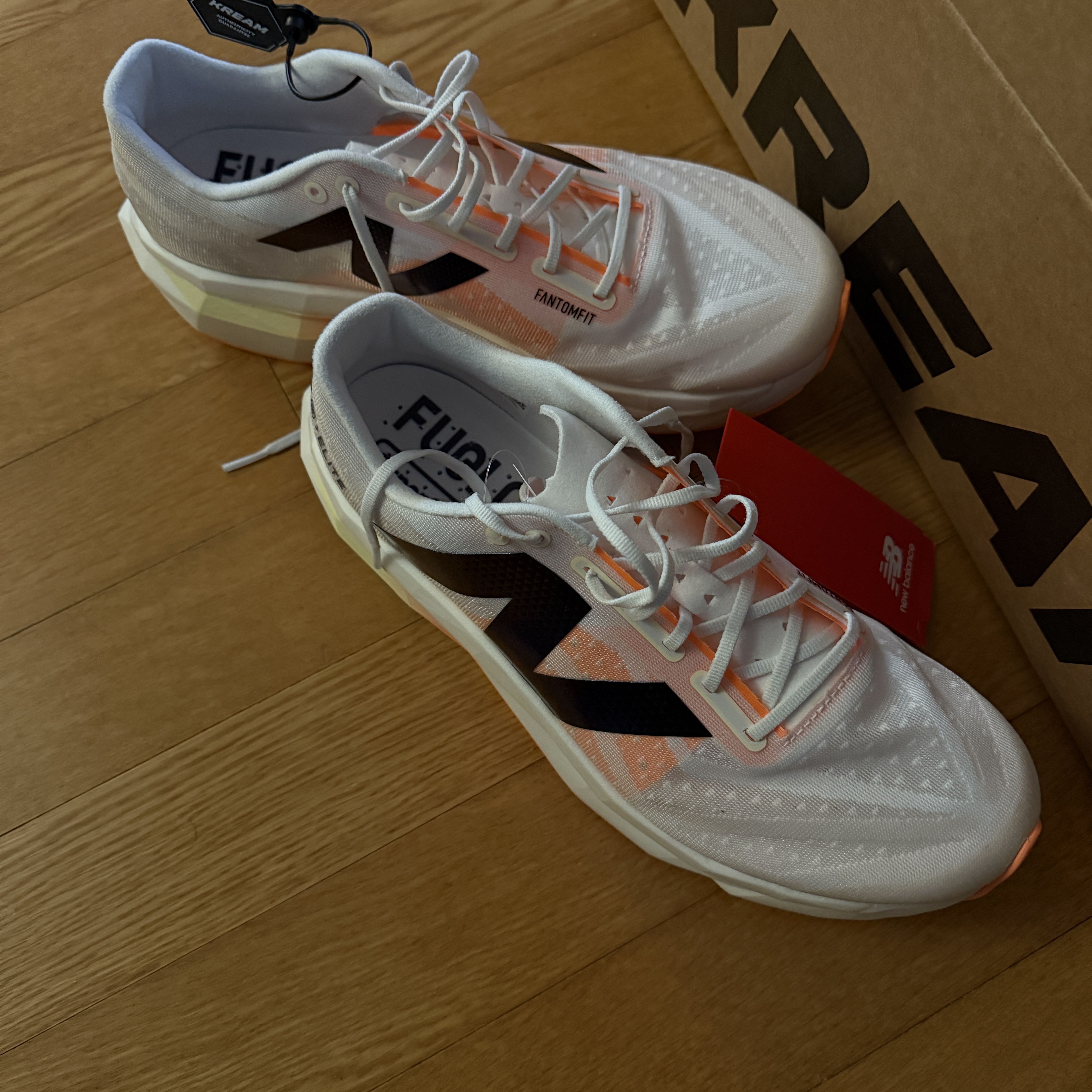 New Balance Fuelcell SC Elite v4 Sunrise - 2E Wide 착용 스타일 - 1