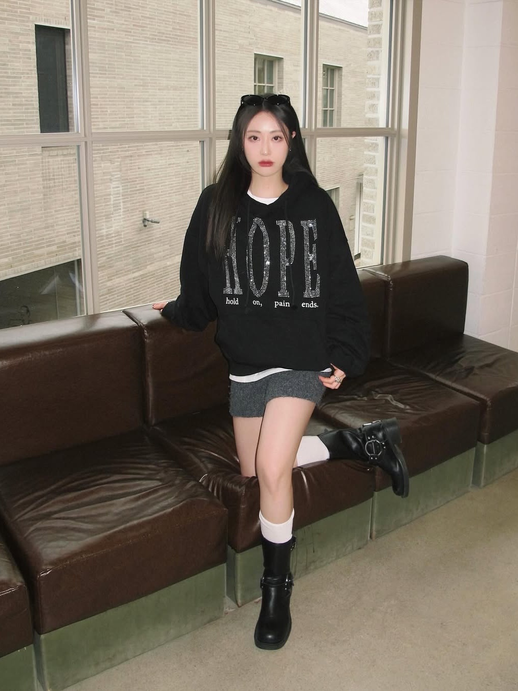 GRAILZ Pain Ends Hoodie Black 착용 스타일 - 3