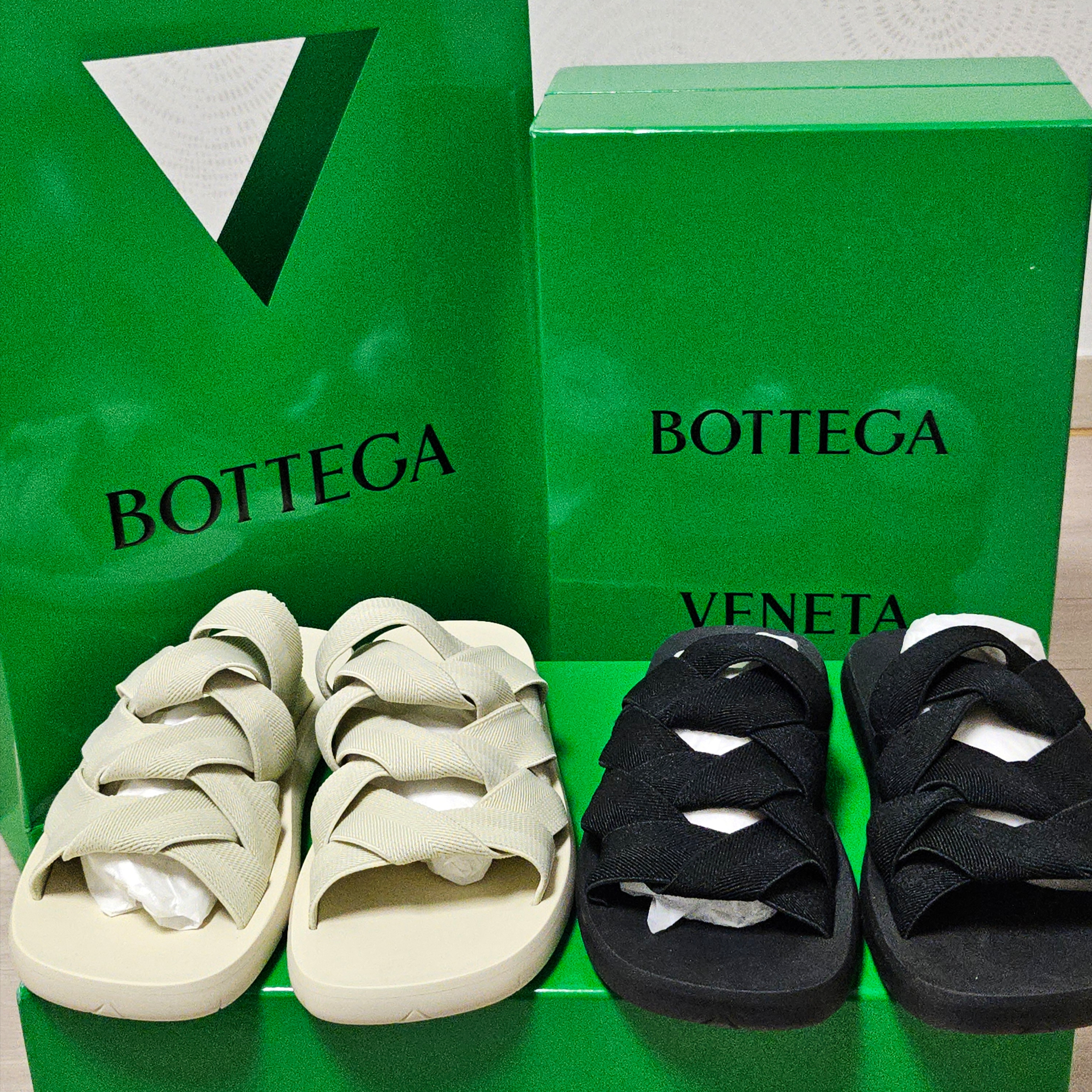 Bottega Veneta Plat Mule Sea Salt, Bottega Veneta Plat Mule Black 착용 스타일 - 1