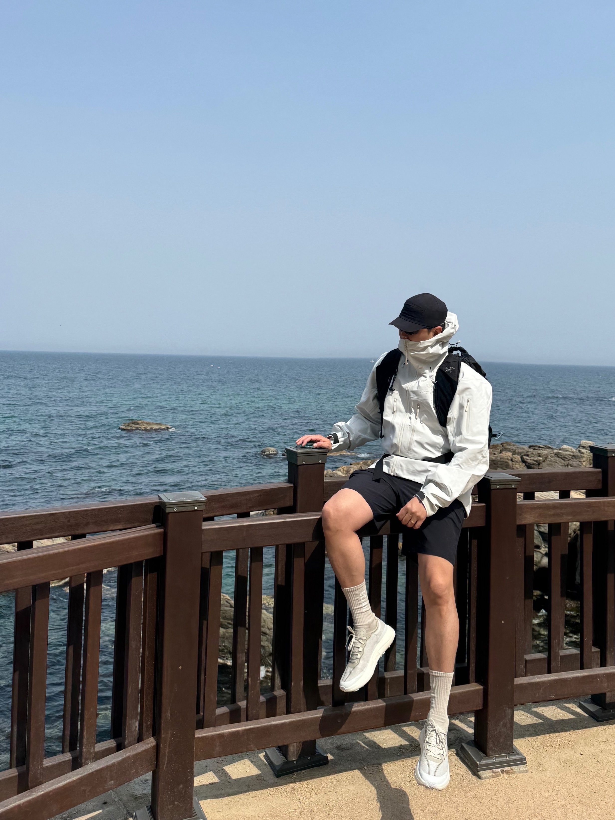 Arc'teryx Norvan Cap Black, Arc'teryx Alpha SV Jacket White Out 착용 스타일 - 1