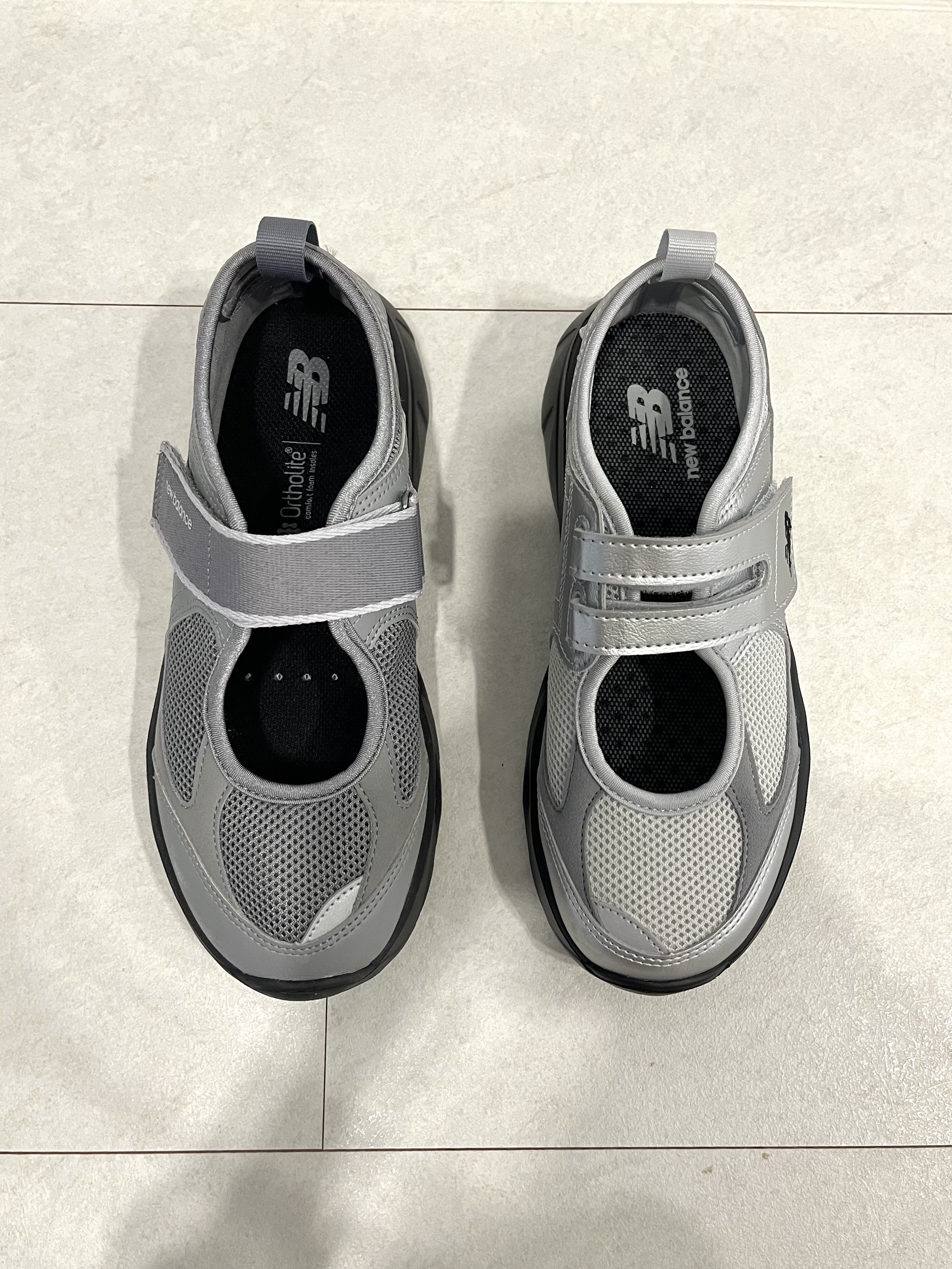 (W) New Balance Breeze SD2202 Metalic Silver, (W) New Balance Breeze SD2202 Gray 착용 스타일 - 2
