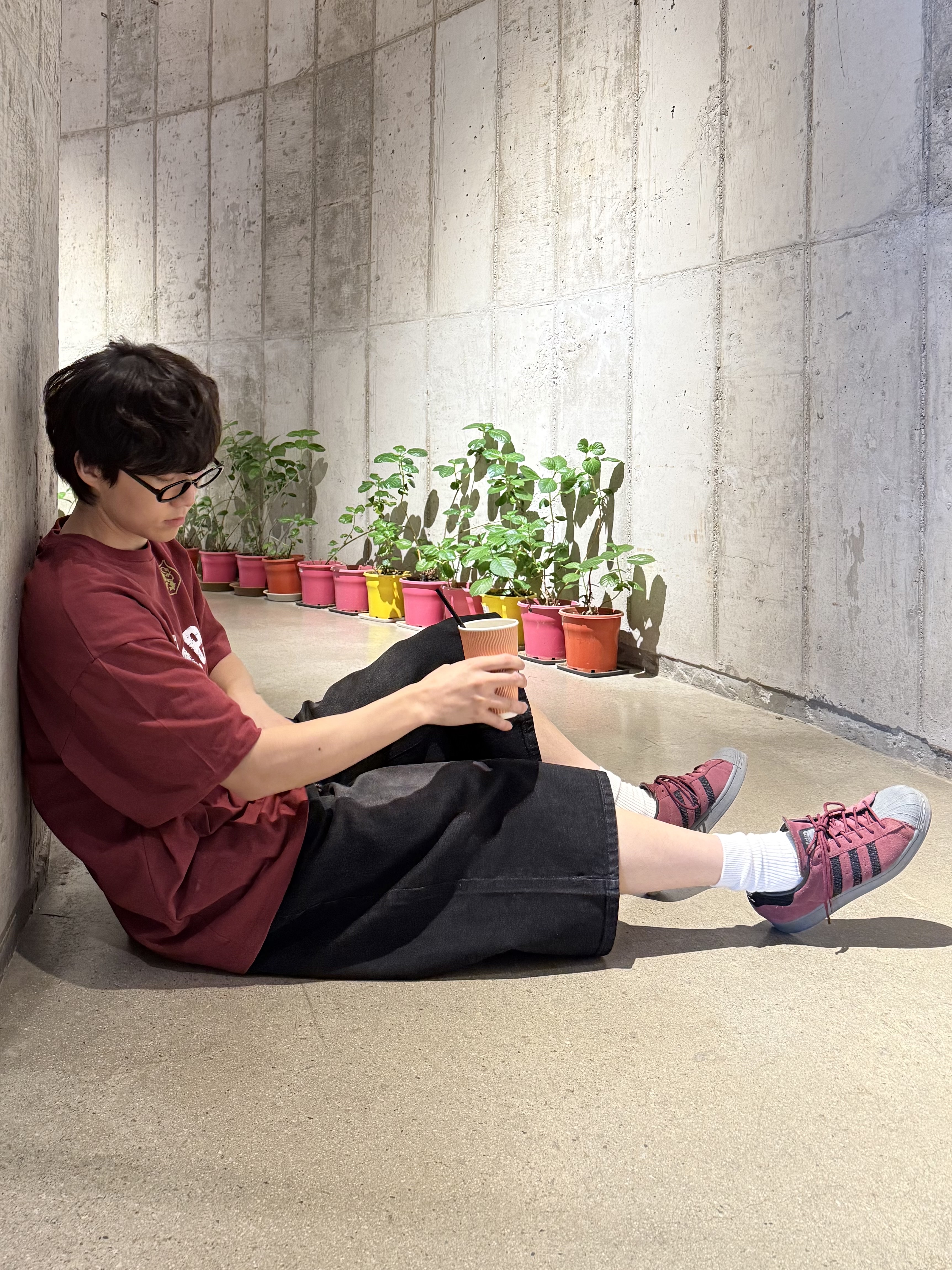 아디다스 슈퍼스타 쉐도우 레드 코어 블랙 착용 스타일 - 3