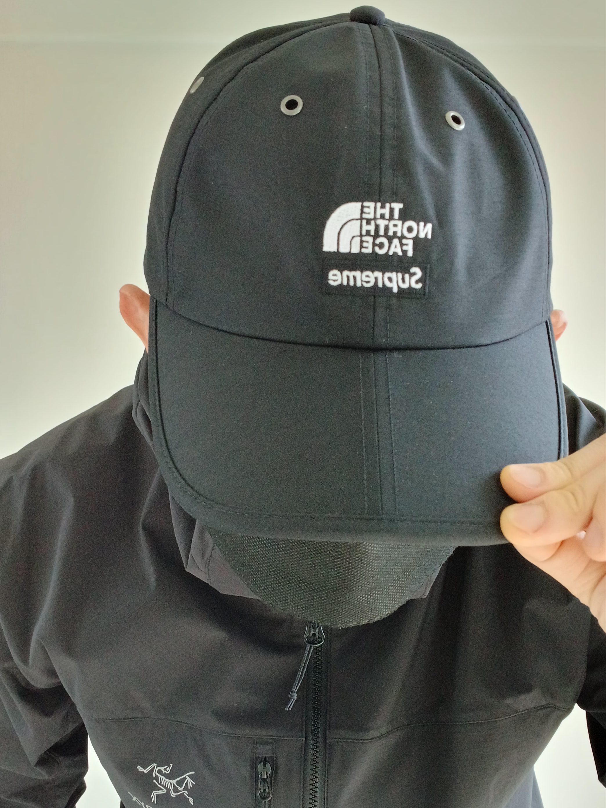 Supreme x The North Face Split 6-Panel Black - 24SS, Arc'teryx Squamish Hoody Black 착용 스타일 - 2