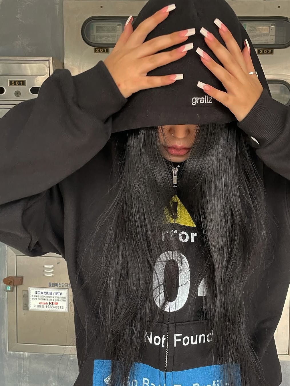 GRAILZ Error 404 Zip Hoodie Black 착용 스타일 - 4