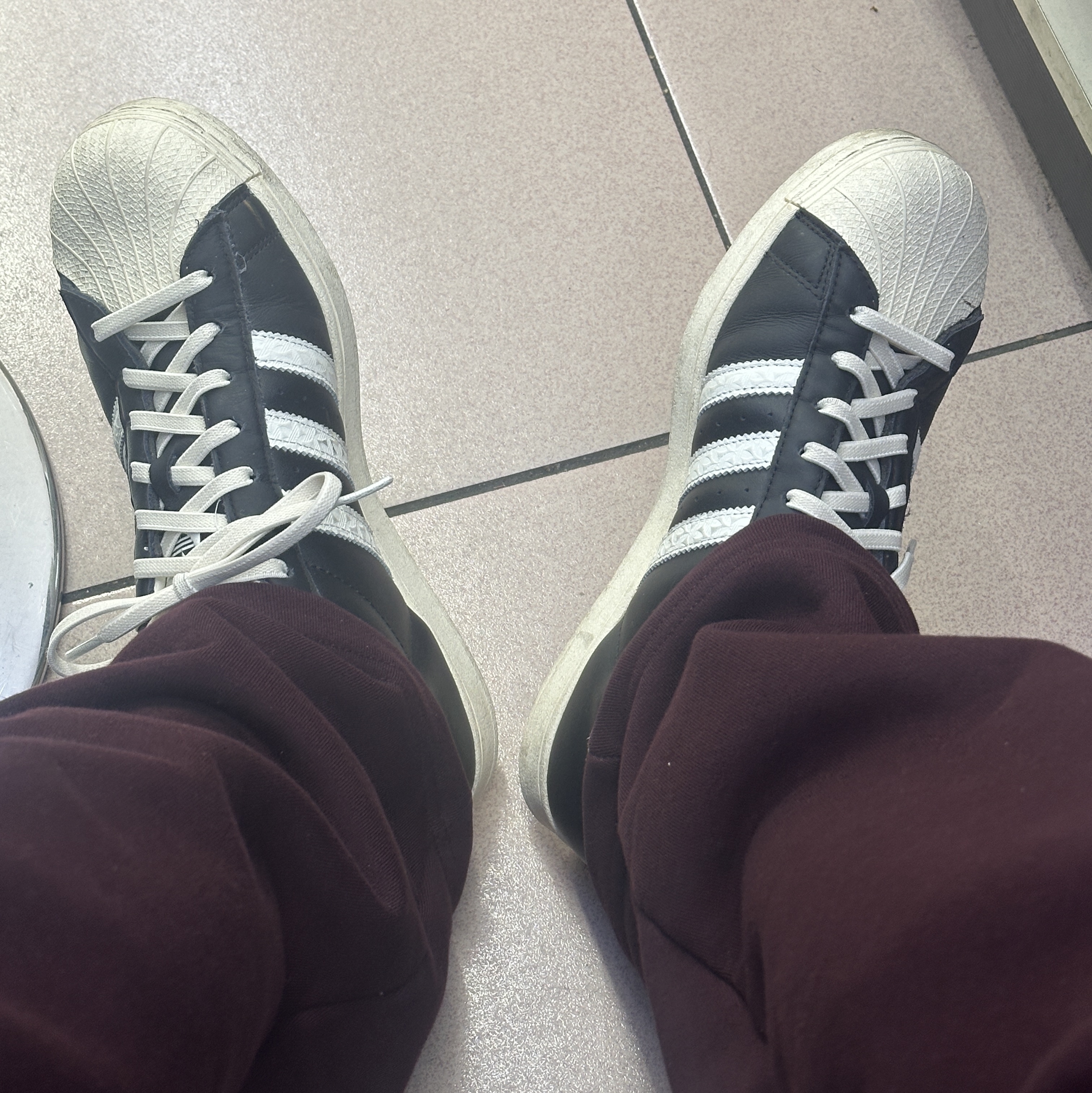 Adidas Superstar Core Black Cream White 착용 스타일
