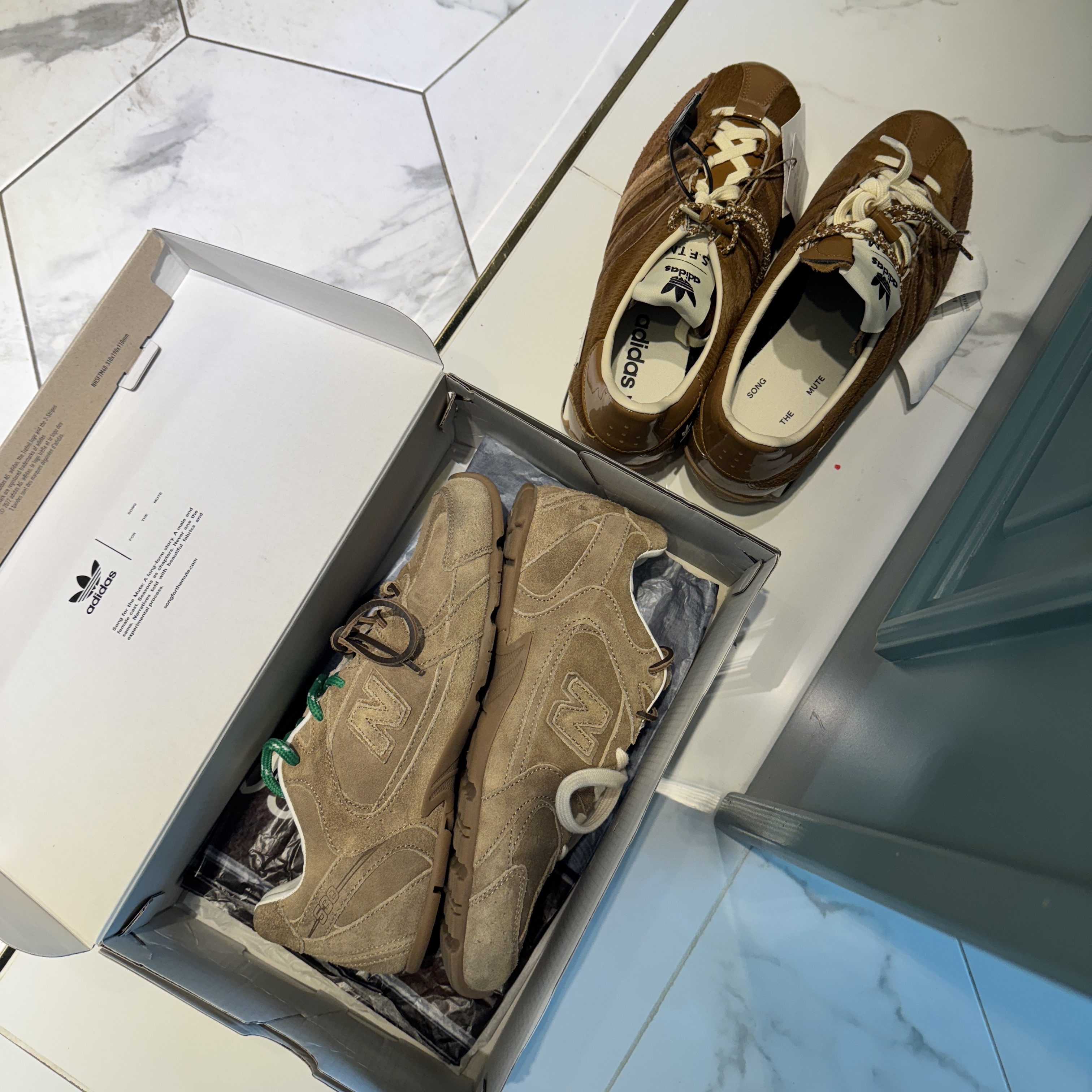 Adidas x Song for the Mute Country OG Bronze Strata Wild Brown, (W) New Balance x Miu Miu 530 Suede Mesh Sneakers Ecru 착용 스타일 - 3