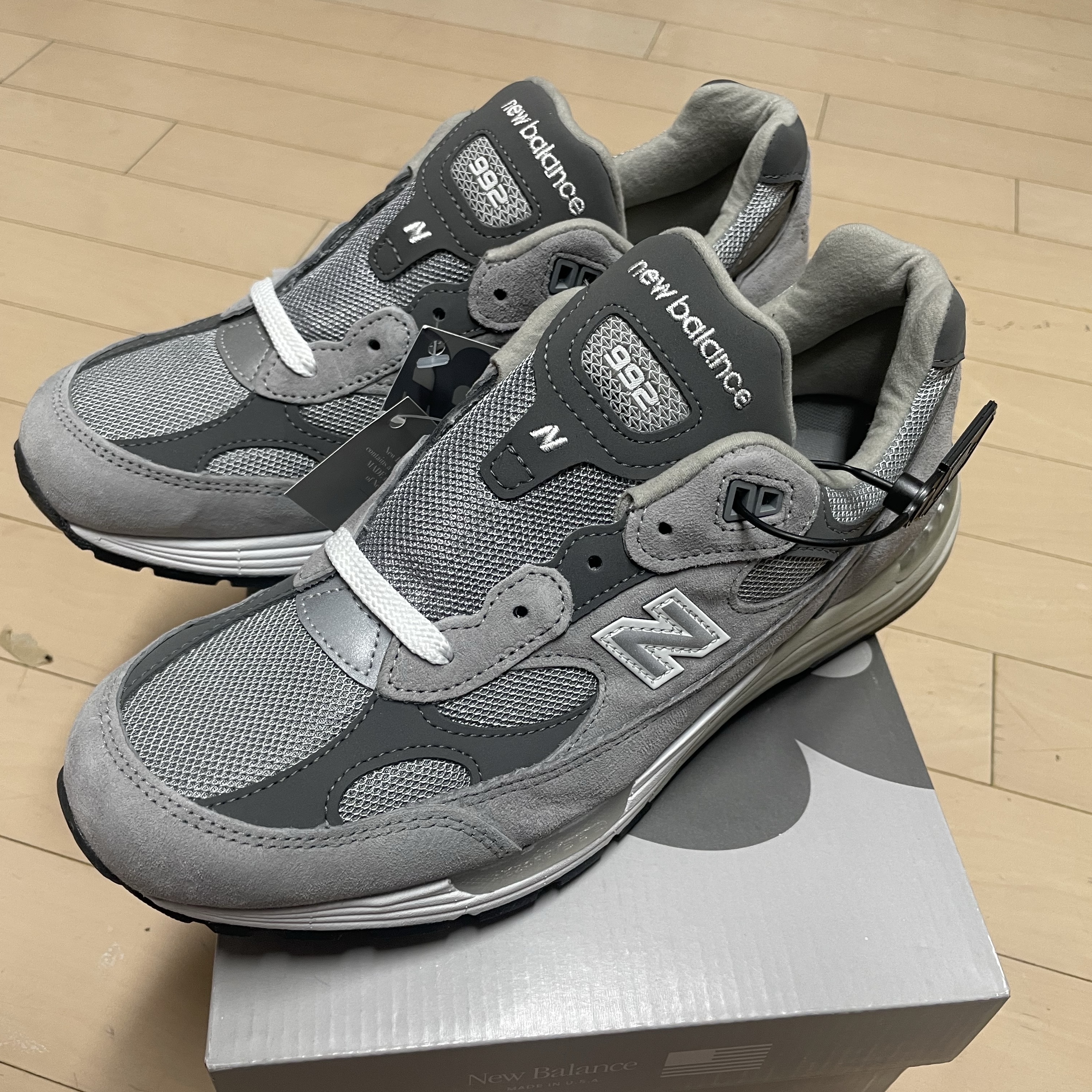 New Balance 992 Made in USA Core Grey Silver Metallic 착용 스타일 - 1