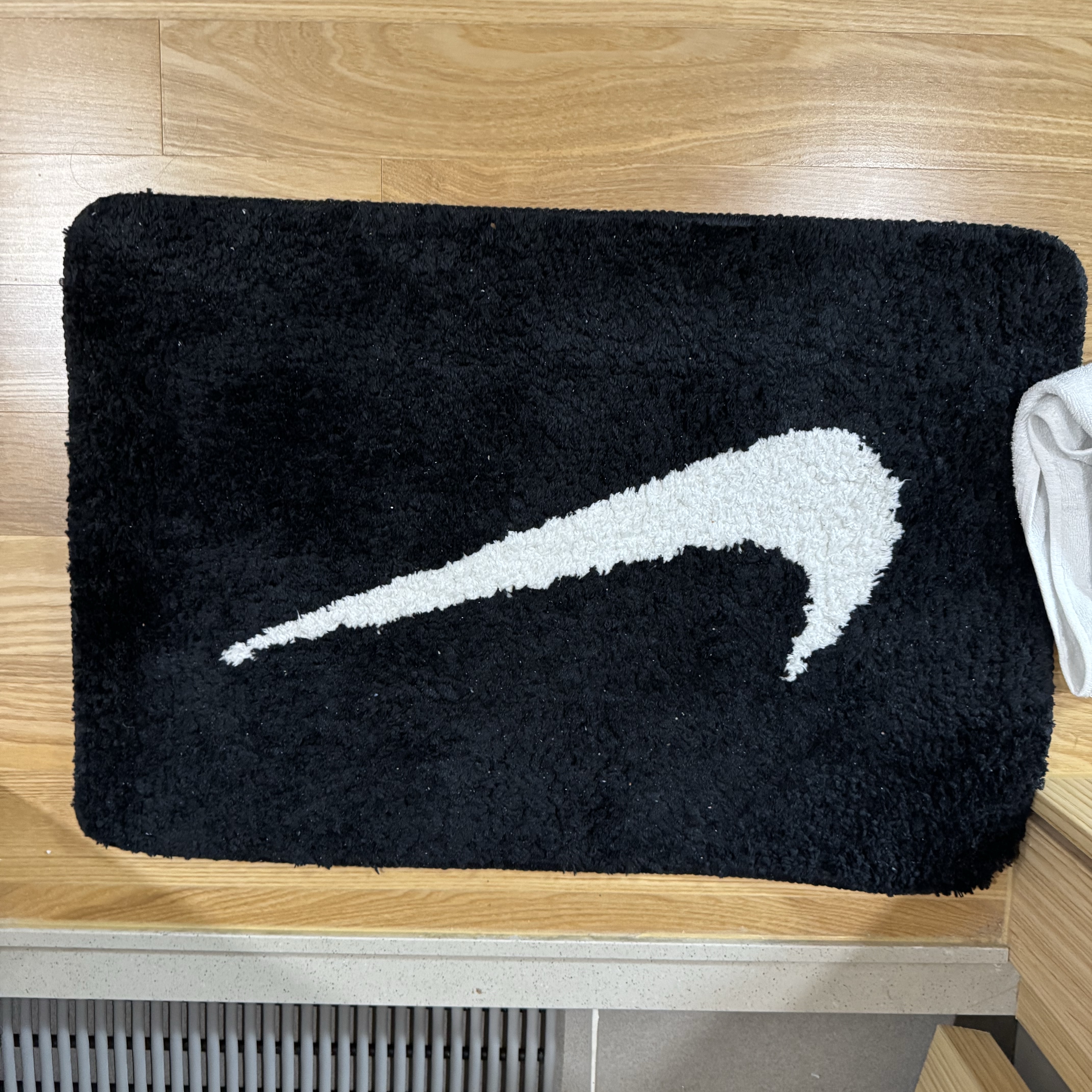 Nike Swoosh Rug Black White 착용 스타일