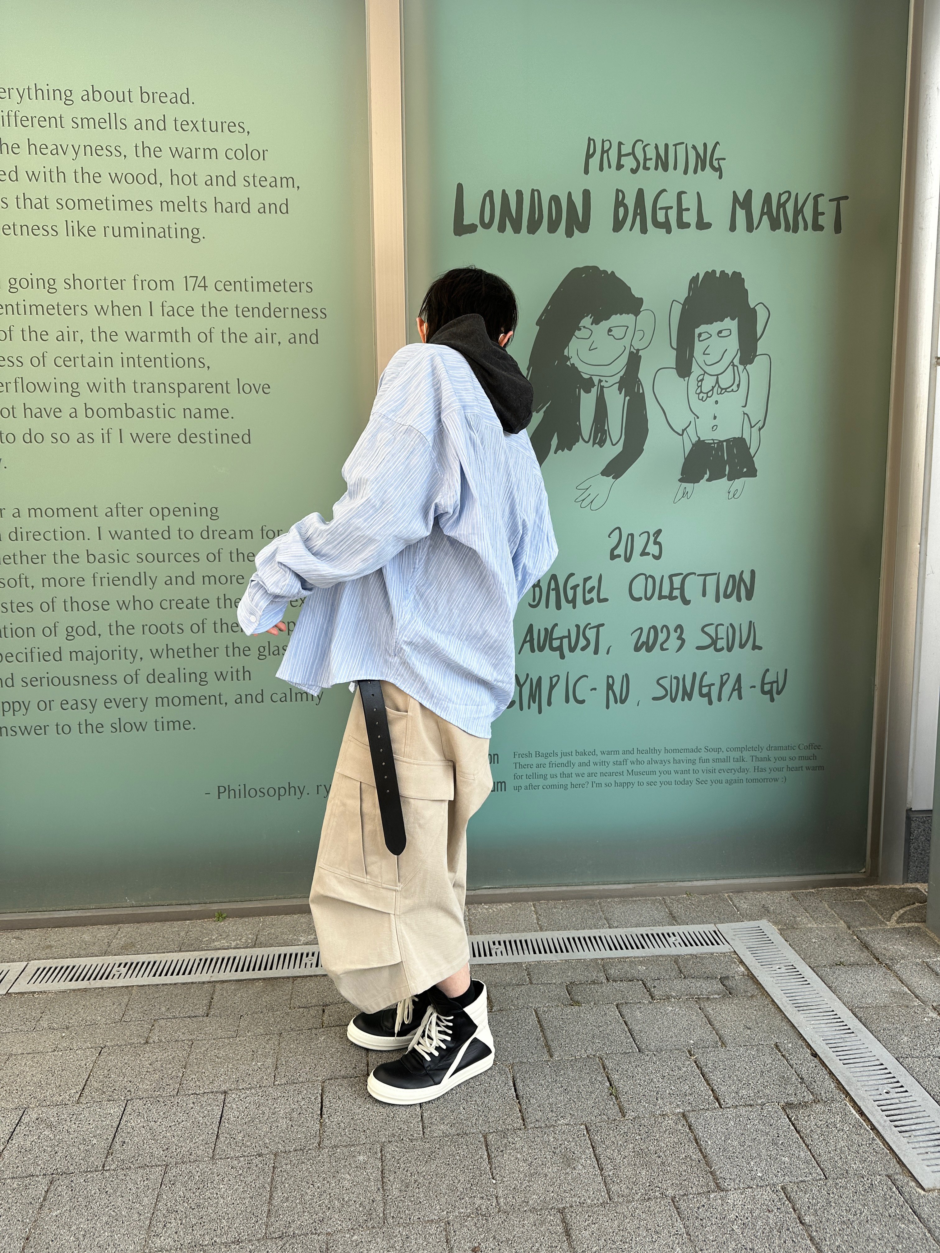논노드 플렉시블 스트링 턱트 스트라이프 셔츠 스카이 블루, 릭 오웬스 할리우드 지오바스켓 스니커즈 블랙 밀크 착용 스타일 - 2