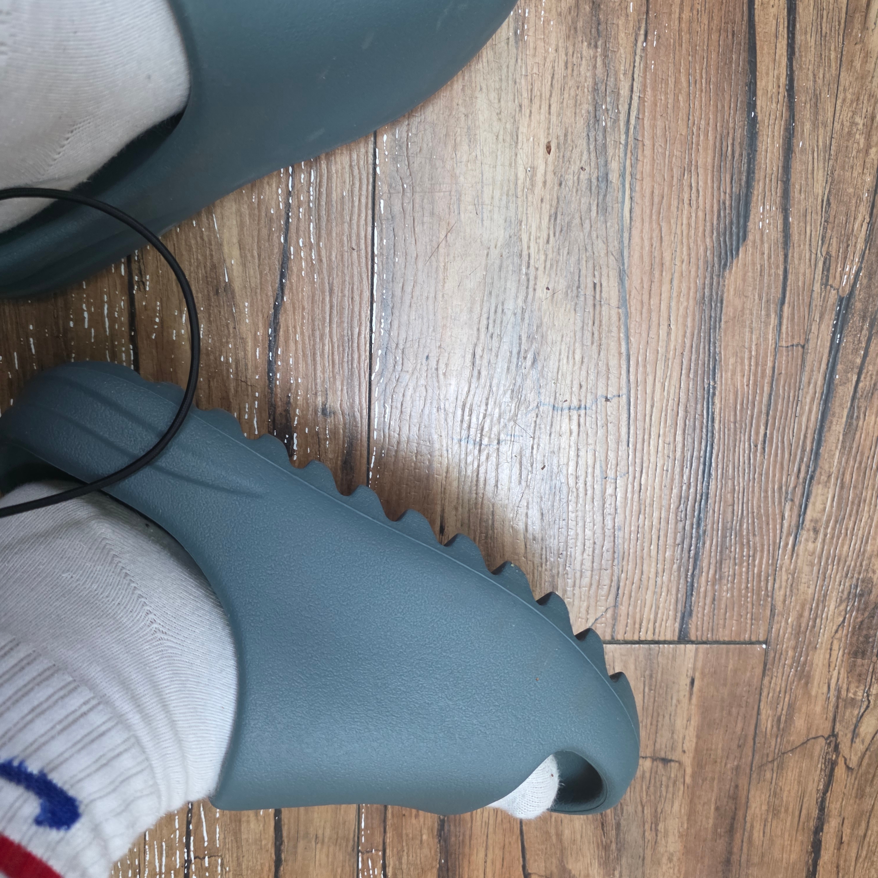 Adidas Yeezy Slide Slate Marine 착용 스타일