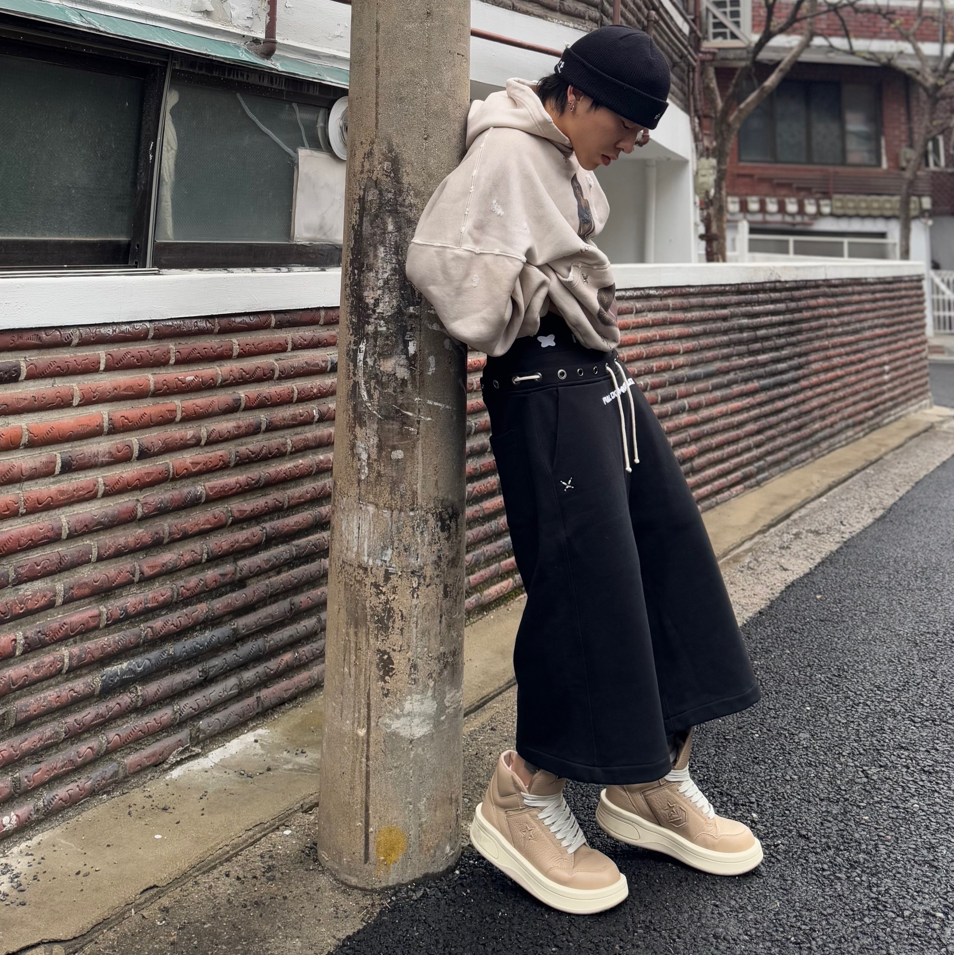 컨버스 x 다크쉐도우 터보웨폰 케이브 착용 스타일 - 3